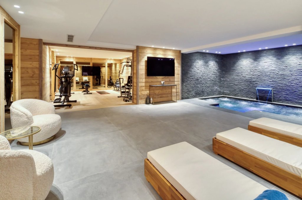 Espace spa privé avec piscine intérieure et fitness, chalet luxe Auron