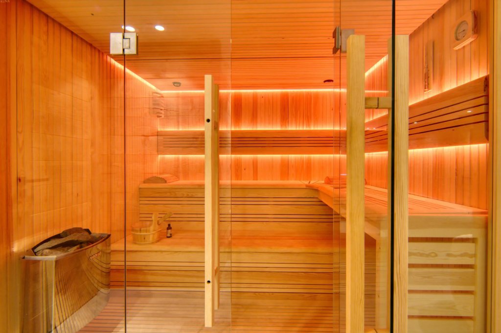 Sauna en bois noble, espace bien-être chalet luxe Auron