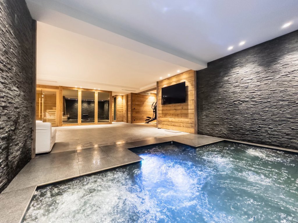 Jacuzzi intérieur en pierre naturelle, spa chalet premium Alpes
