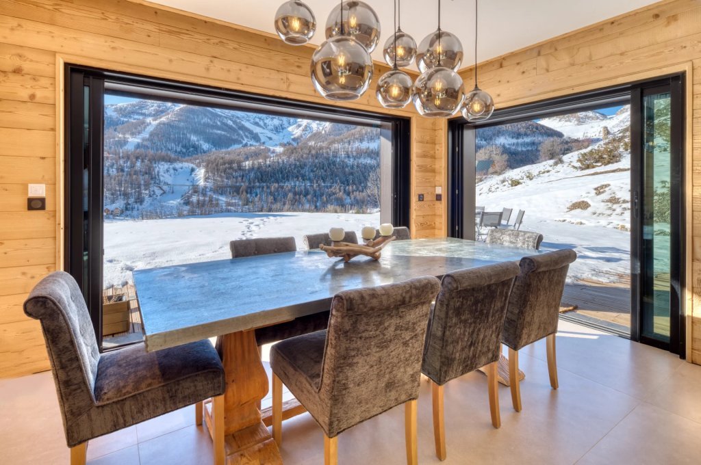Salle à manger panoramique vue montagne, chalet Flocon d'Auron