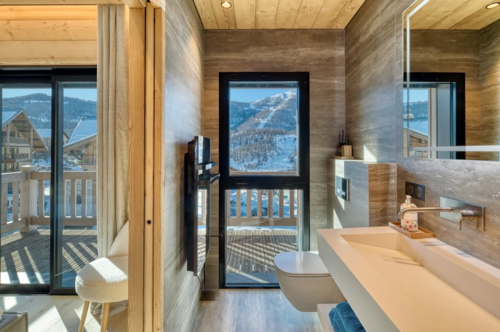 Salle de bain luxe avec vue panoramique montagne, chalet Auron