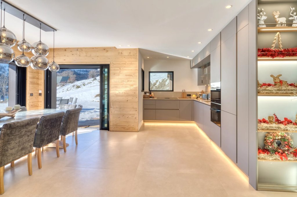Cuisine équipée ouverte avec vue montagne, location chalet Auron