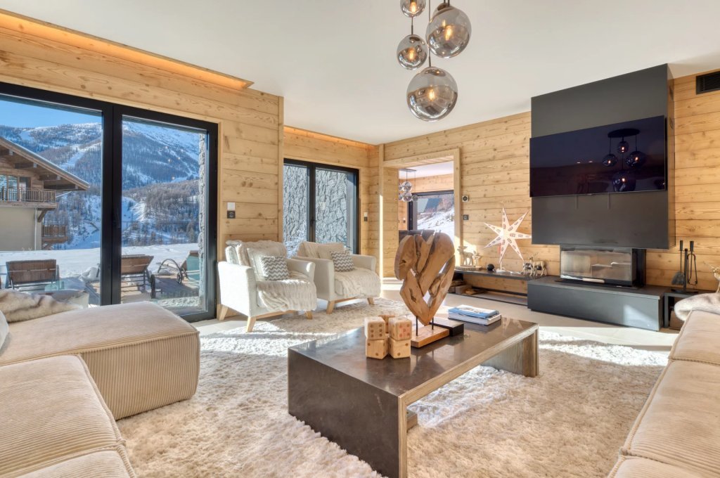 Salon avec vue panoramique sur les sommets, chalet premium Auron