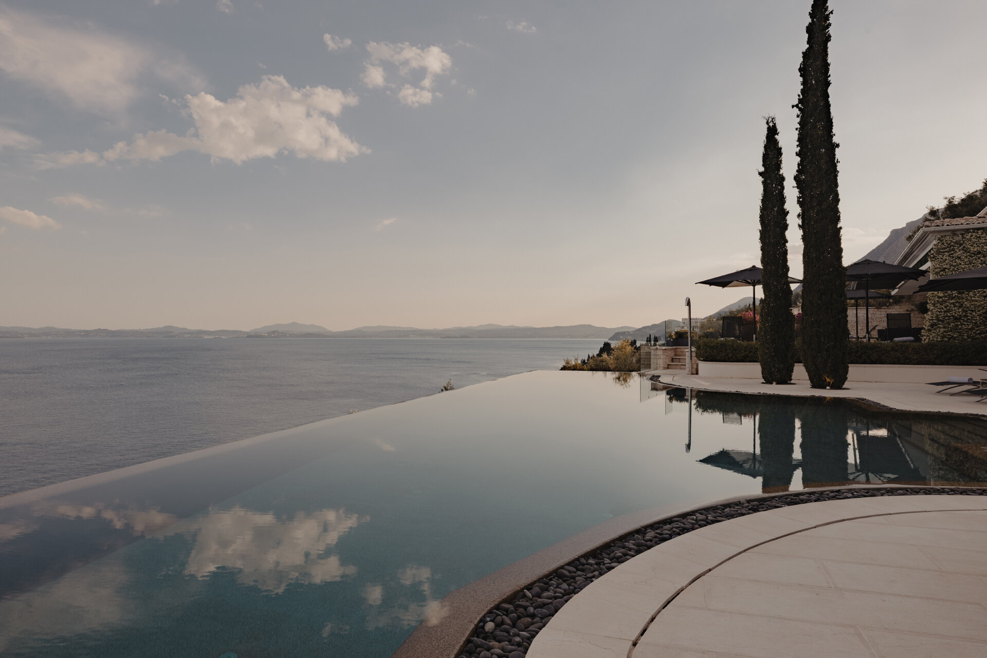 Piscine à débordement face à la mer, villa de luxe Corfu