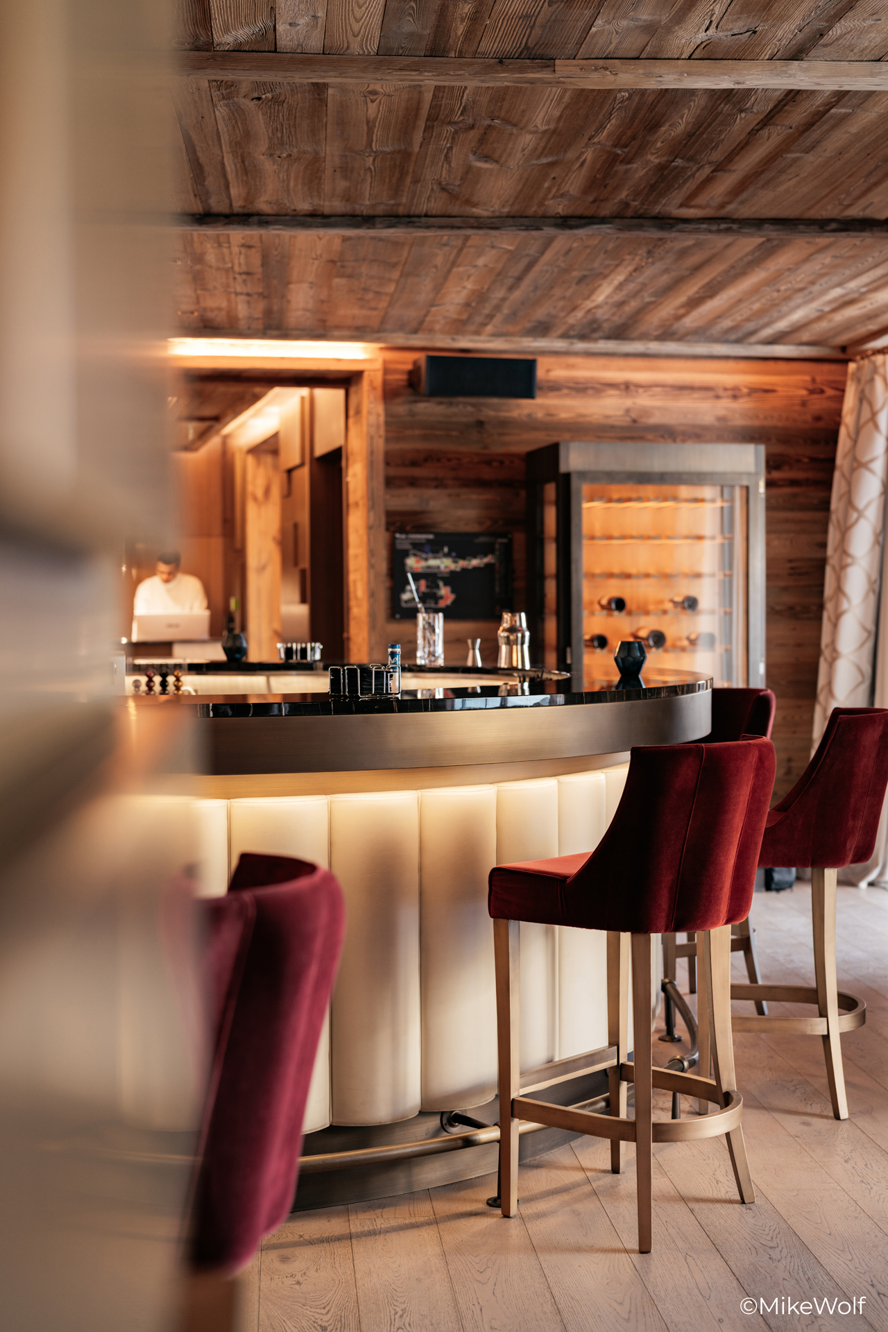 Bar privatif en cuir et bois, chalet de luxe Courchevel 1750