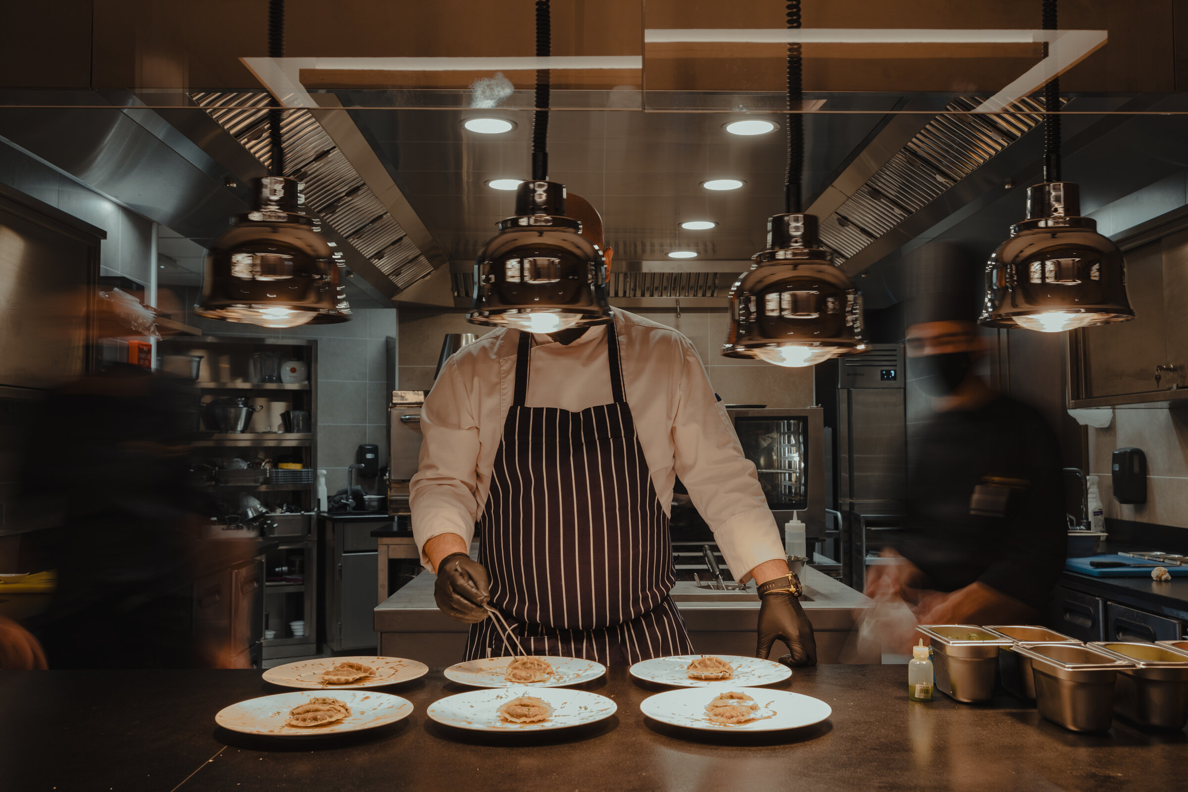 Cuisine professionnelle avec chef privé en service, dîner gastronomique au Hameau Courchevel