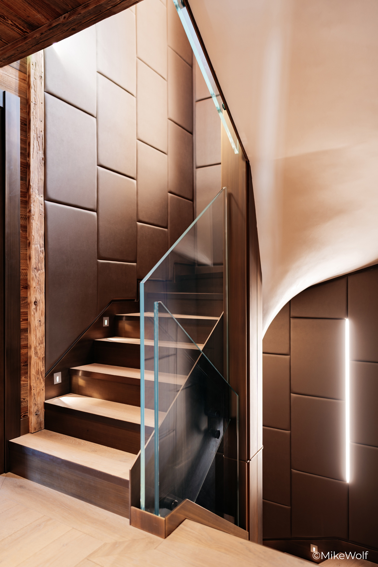 Escalier signature en cuir et bois noble, chalet de luxe Courchevel 1750