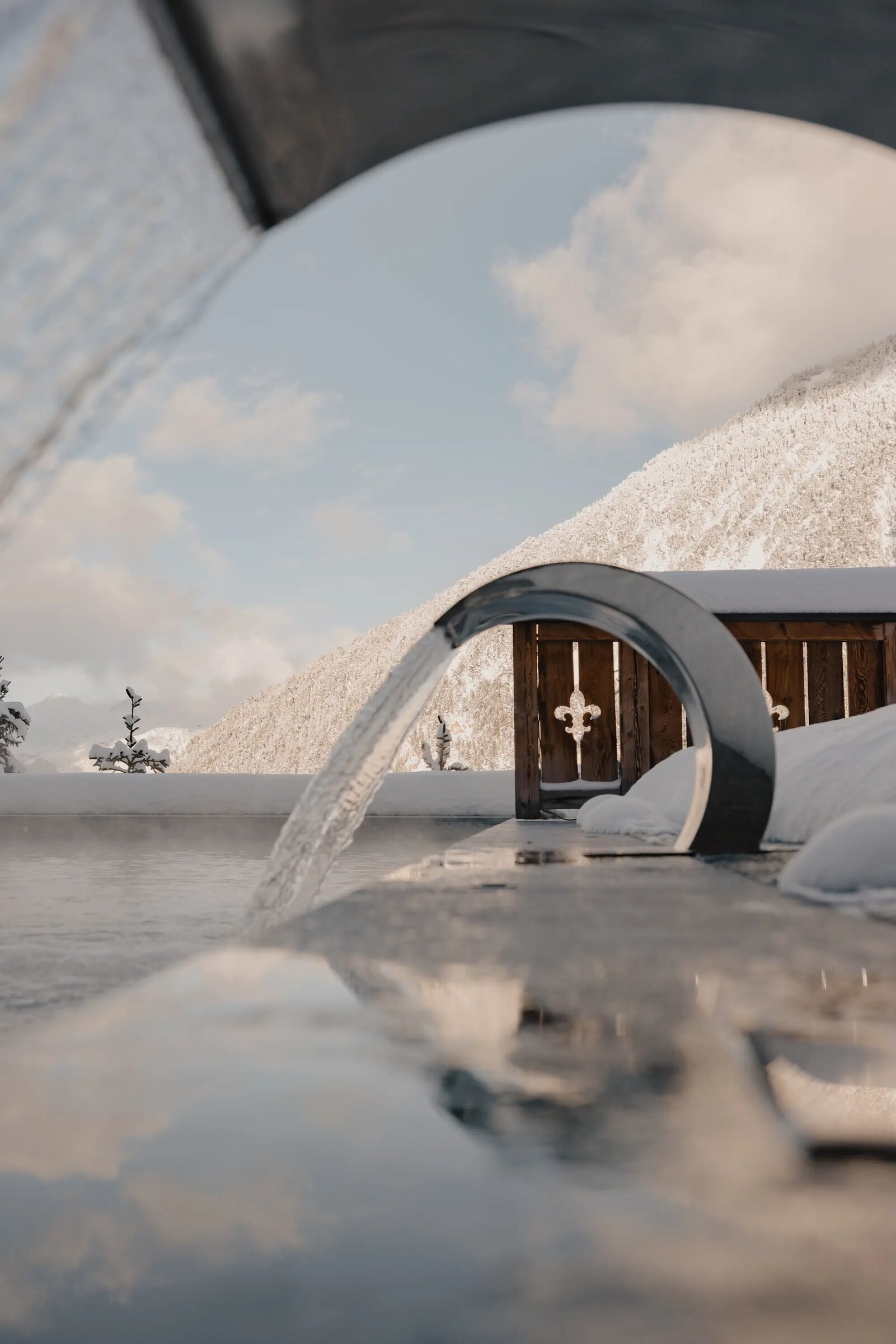 Bain à remous extérieur face aux sommets enneigés, spa du Hameau Courchevel