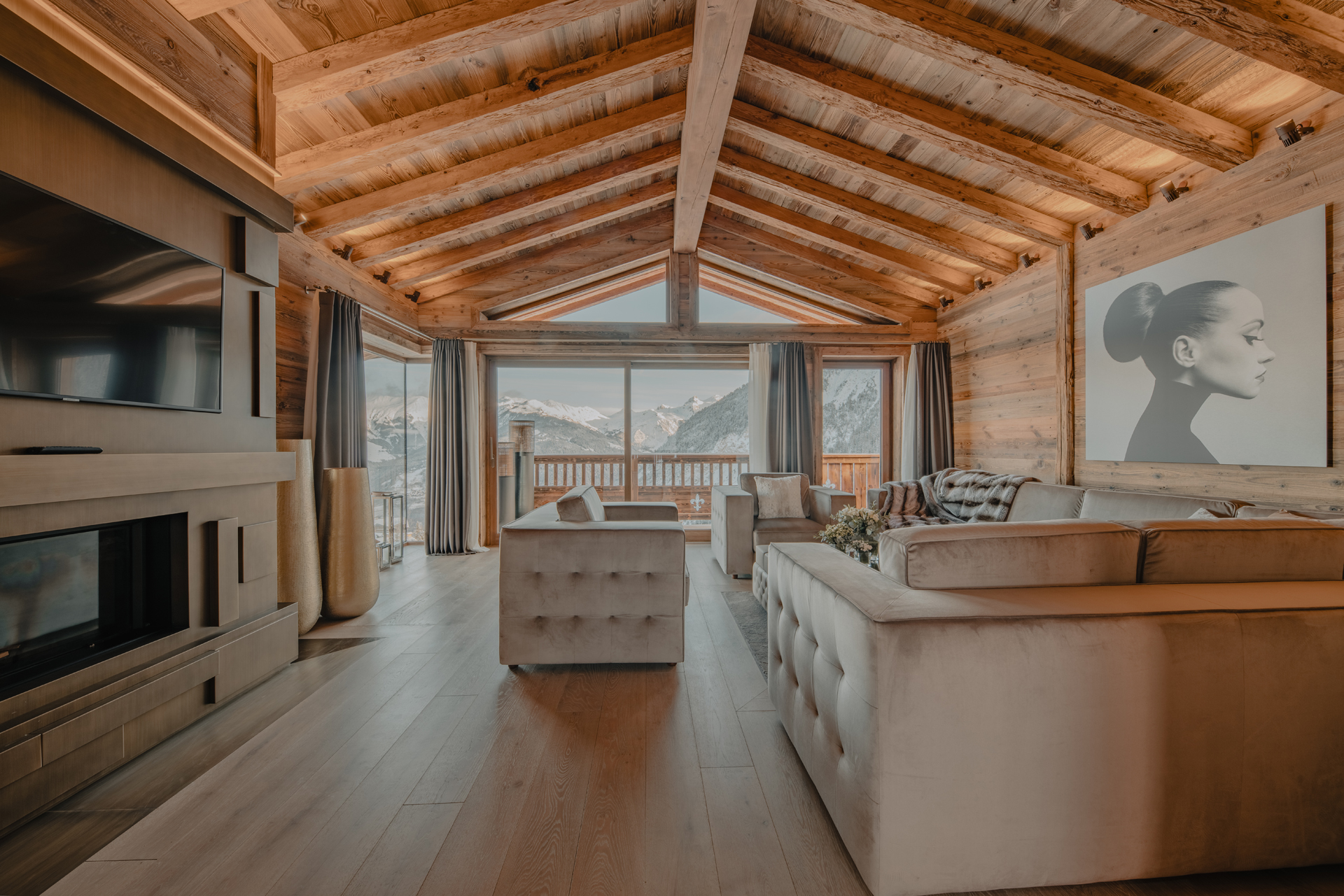 Salon principal avec poutres et vue panoramique sur les sommets, chalet de luxe Courchevel 1750