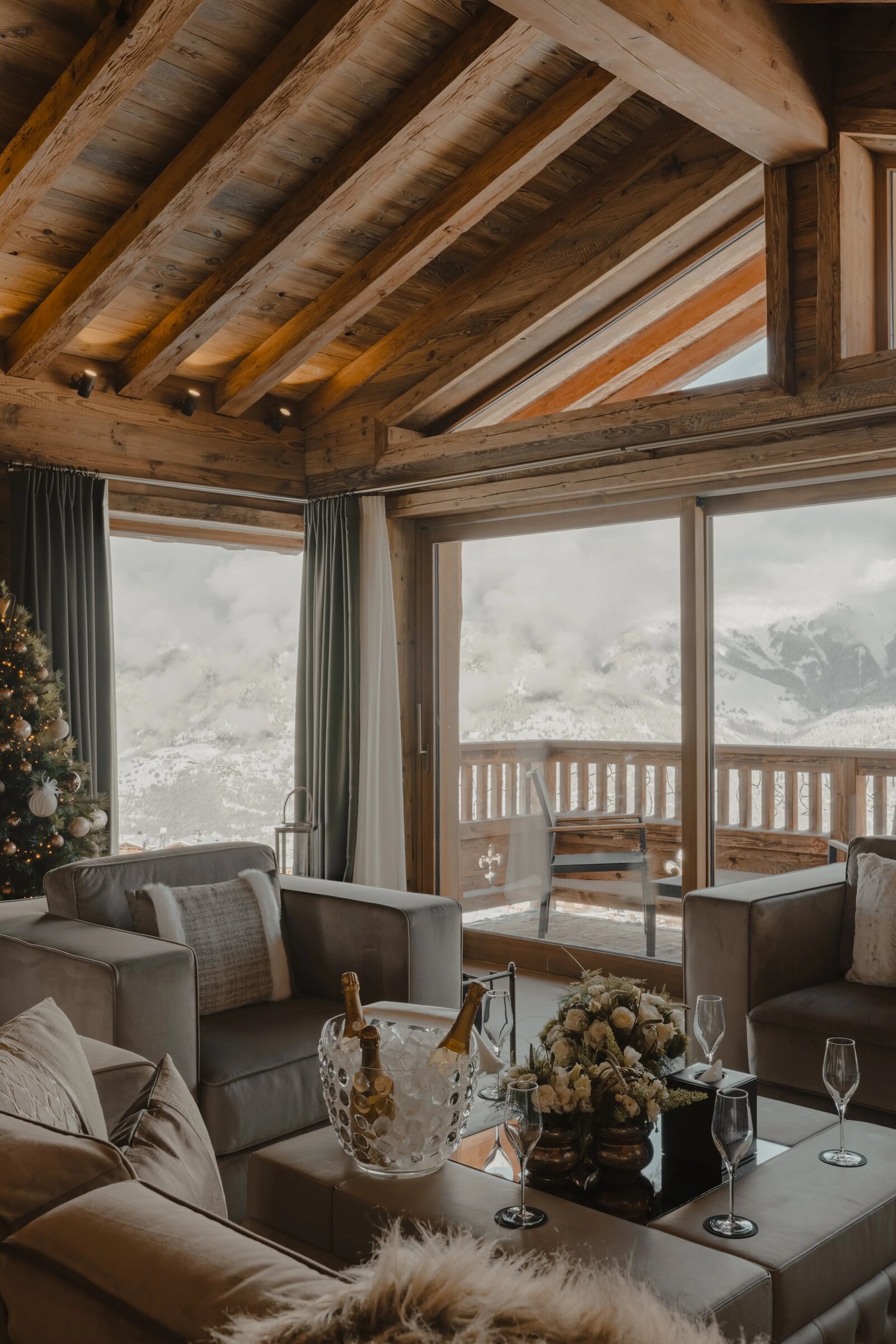 Salon avec sapin de Noël et champagne, vue traversante sur les Trois Vallées, Hameau Courchevel