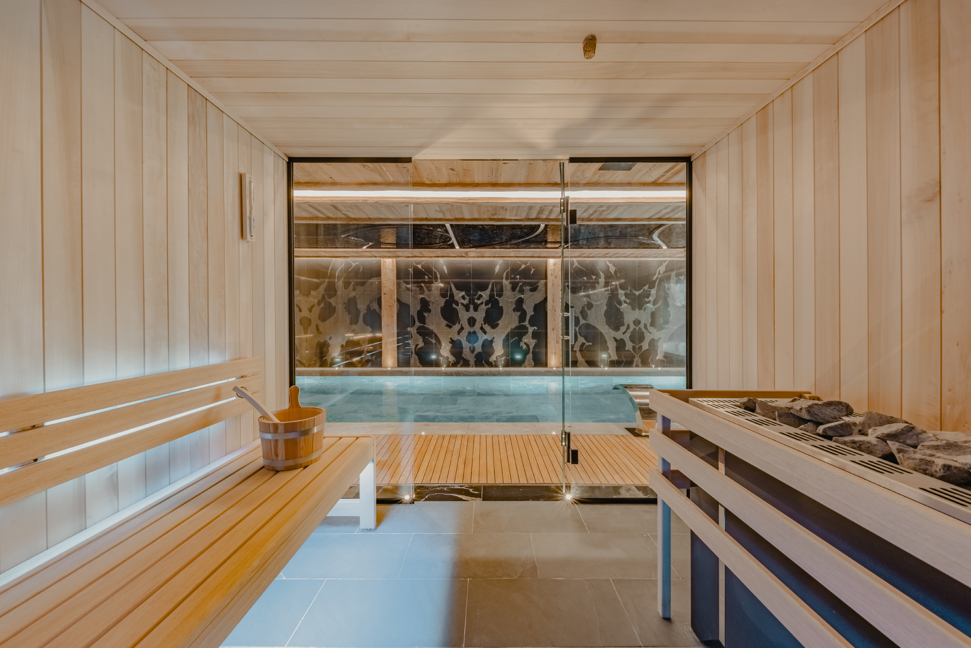 Sauna et piscine intérieure, spa vue montagne du Hameau Courchevel