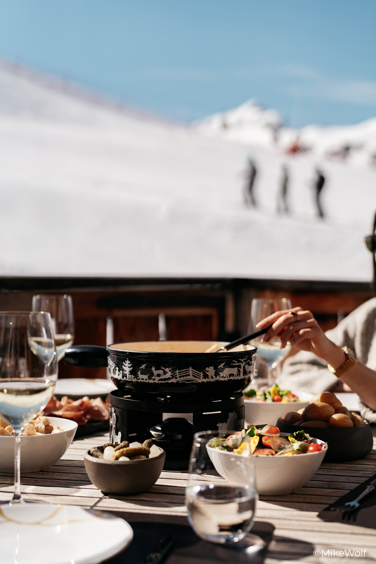 Déjeuner en terrasse face aux pistes des Trois Vallées, Hameau Courchevel