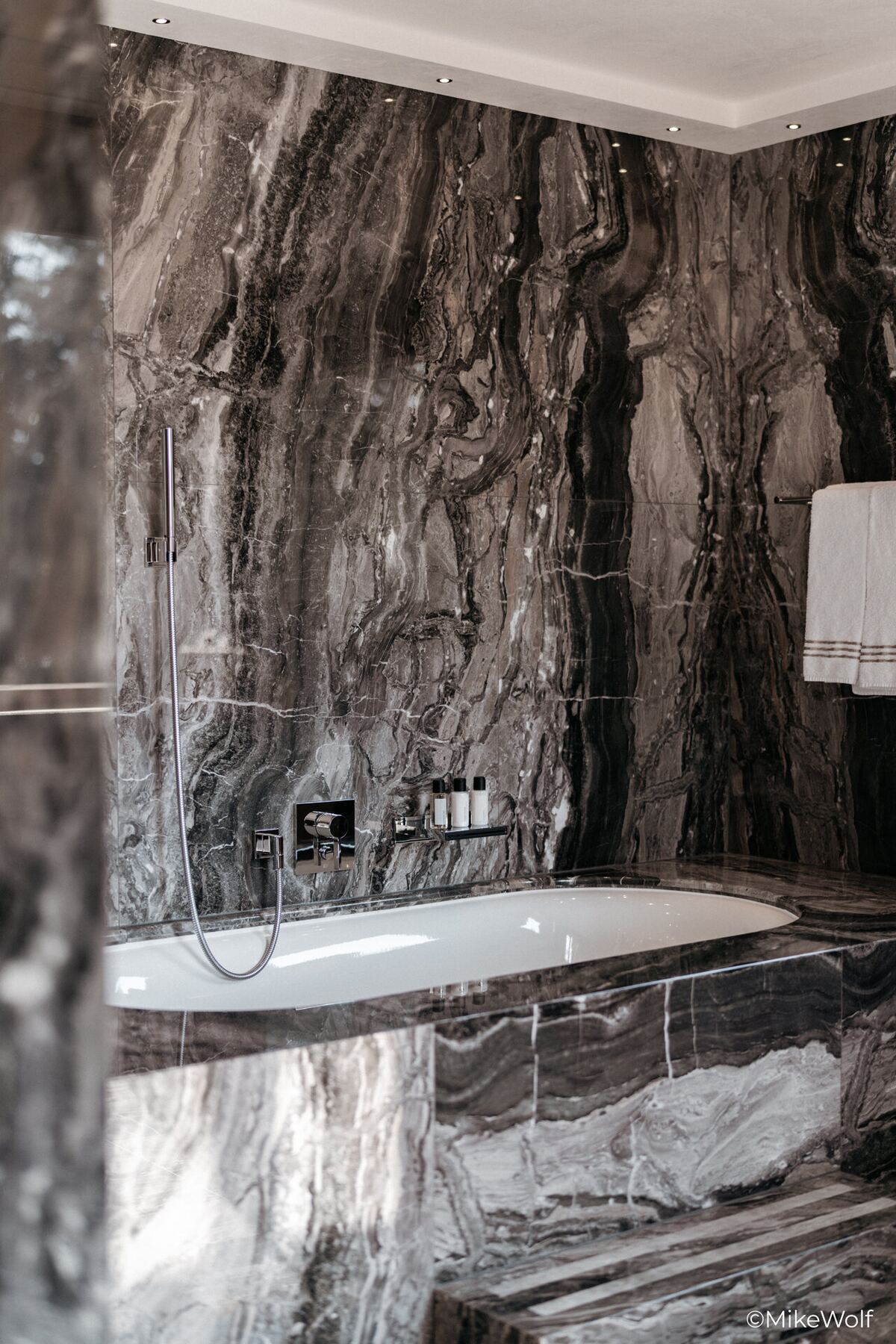 Salle de bain en marbre, chalet de luxe Crans-Montana