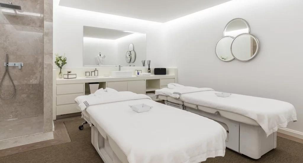 Terrasse et table extérieure, château Le Grand Jardin Cannes