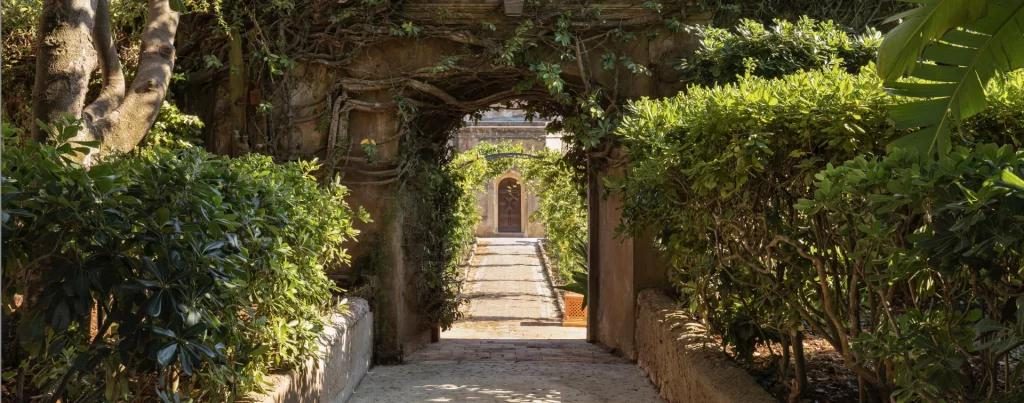 Terrasse repas avec vue piscine, domaine exclusif île Sainte-Marguerite