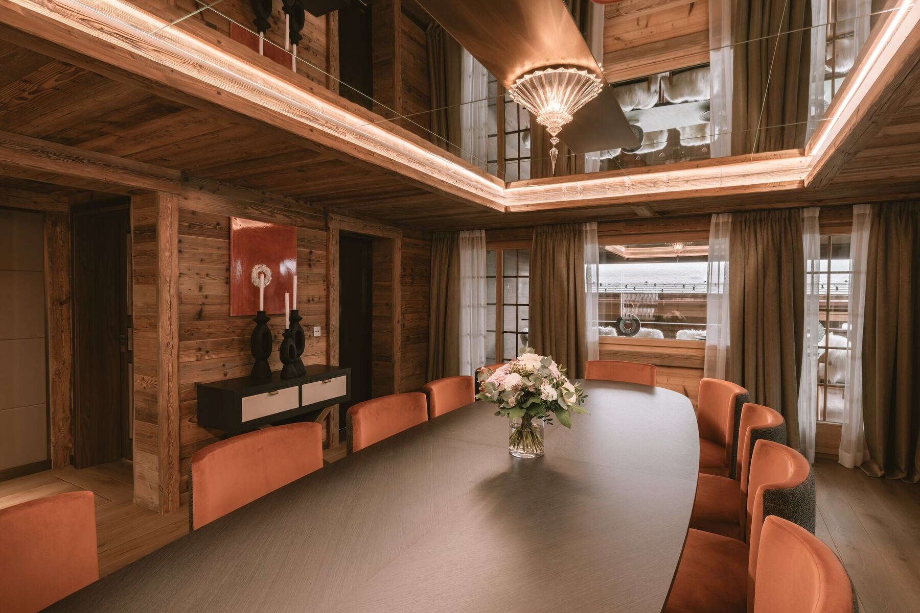 Salle à manger en double hauteur, chalet de luxe Gstaad