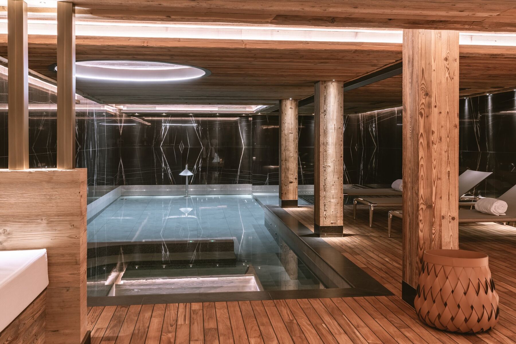 Piscine intérieure et spa, chalet de luxe Gstaad