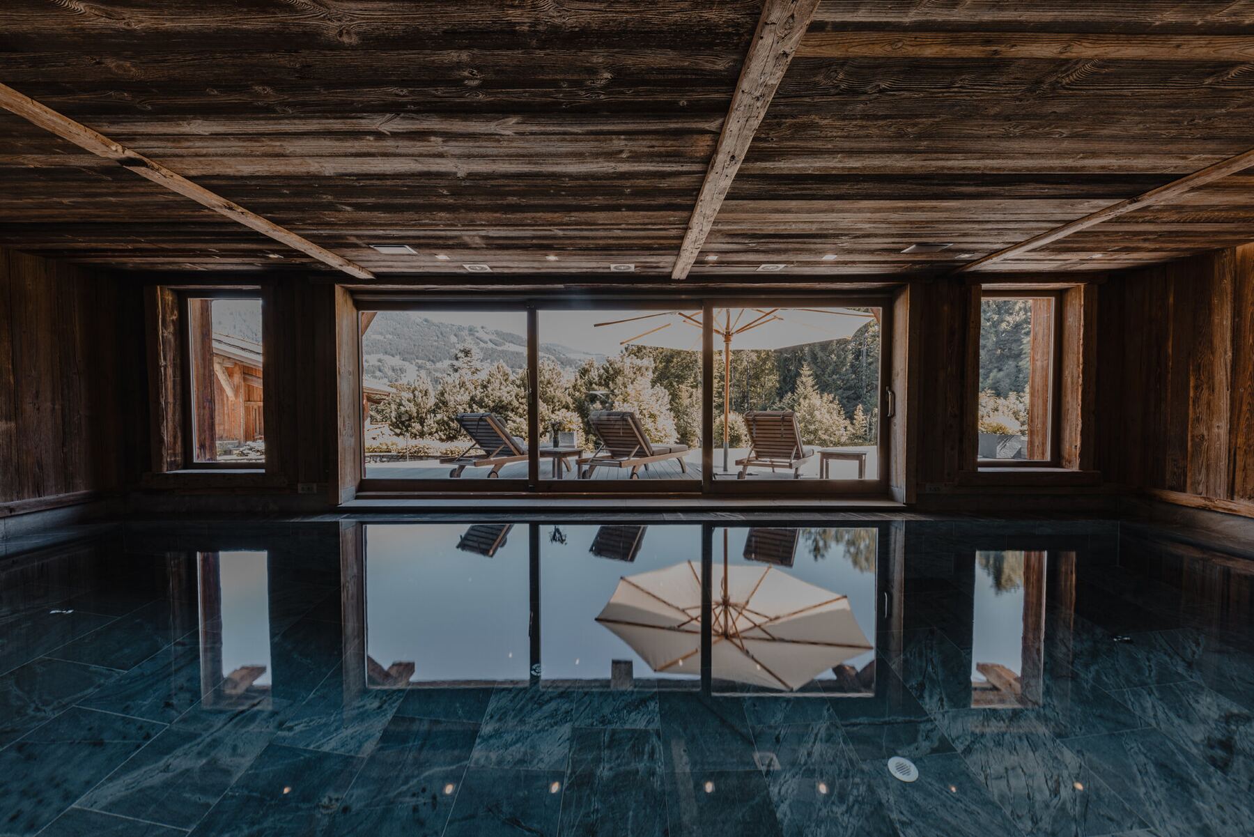Jacuzzi et piscine intérieure, chalet de luxe Megève