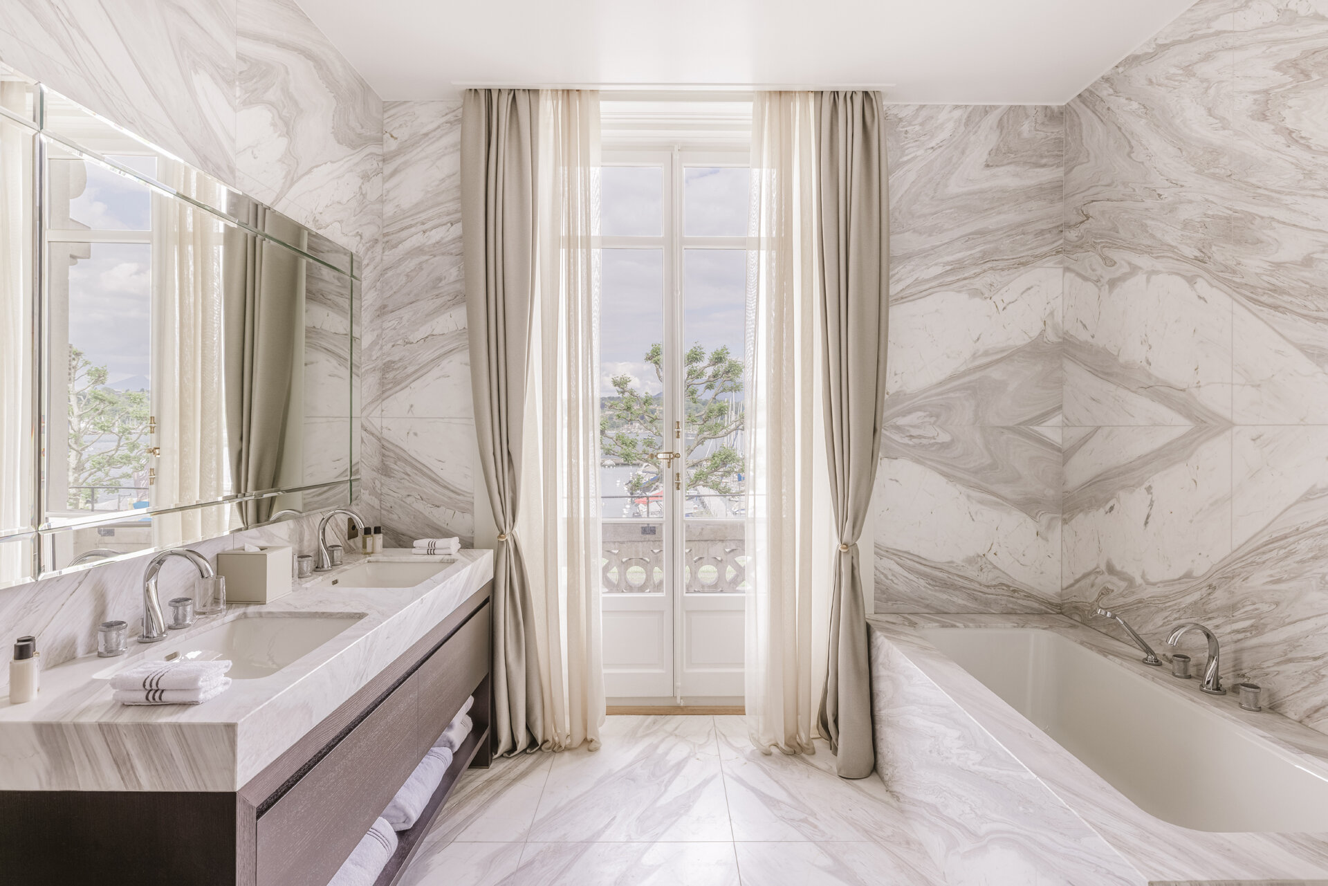 Salle de bain en marbre blanc, appartement de luxe Genève