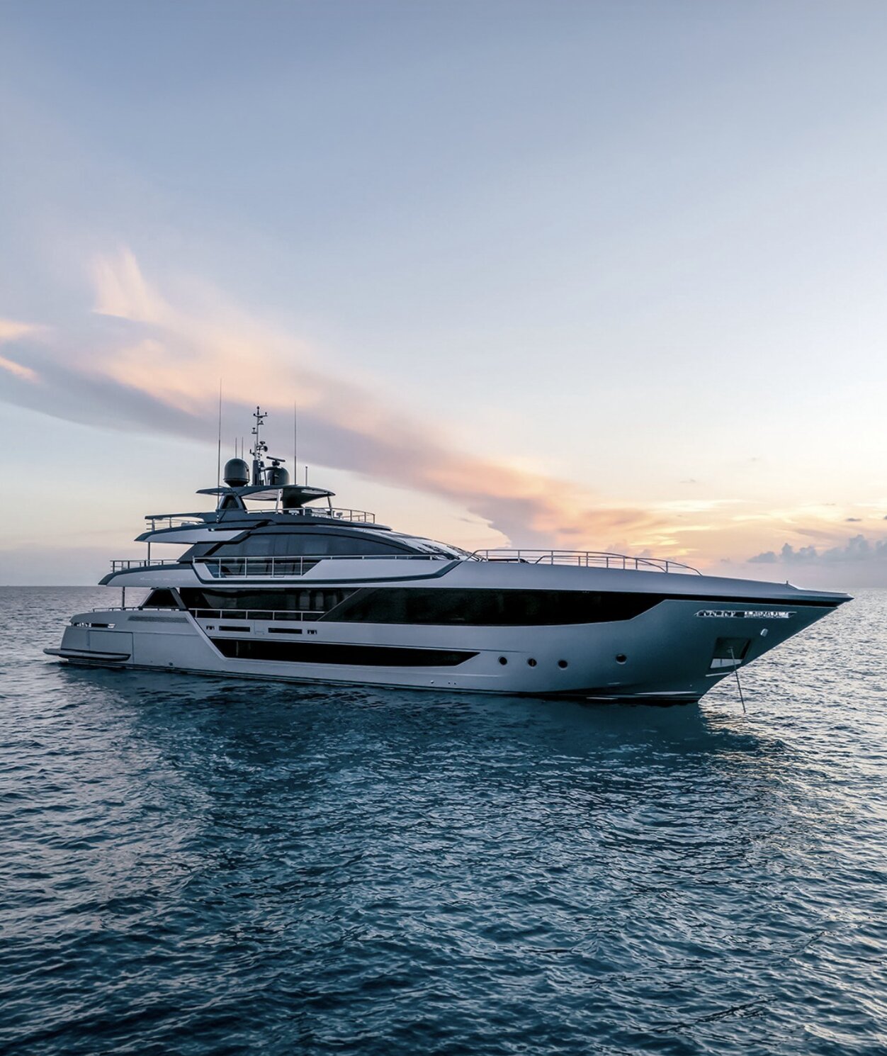 Affrètement de yacht et superyacht au crépuscule, conciergerie nautique LEGACY