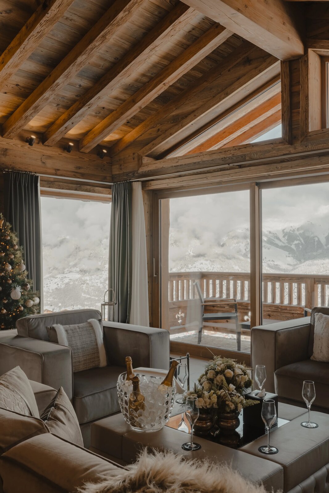 Champagne au frais, fleurs disposées et vue montagne, préparation du bien avant l'arrivée par LEGACY