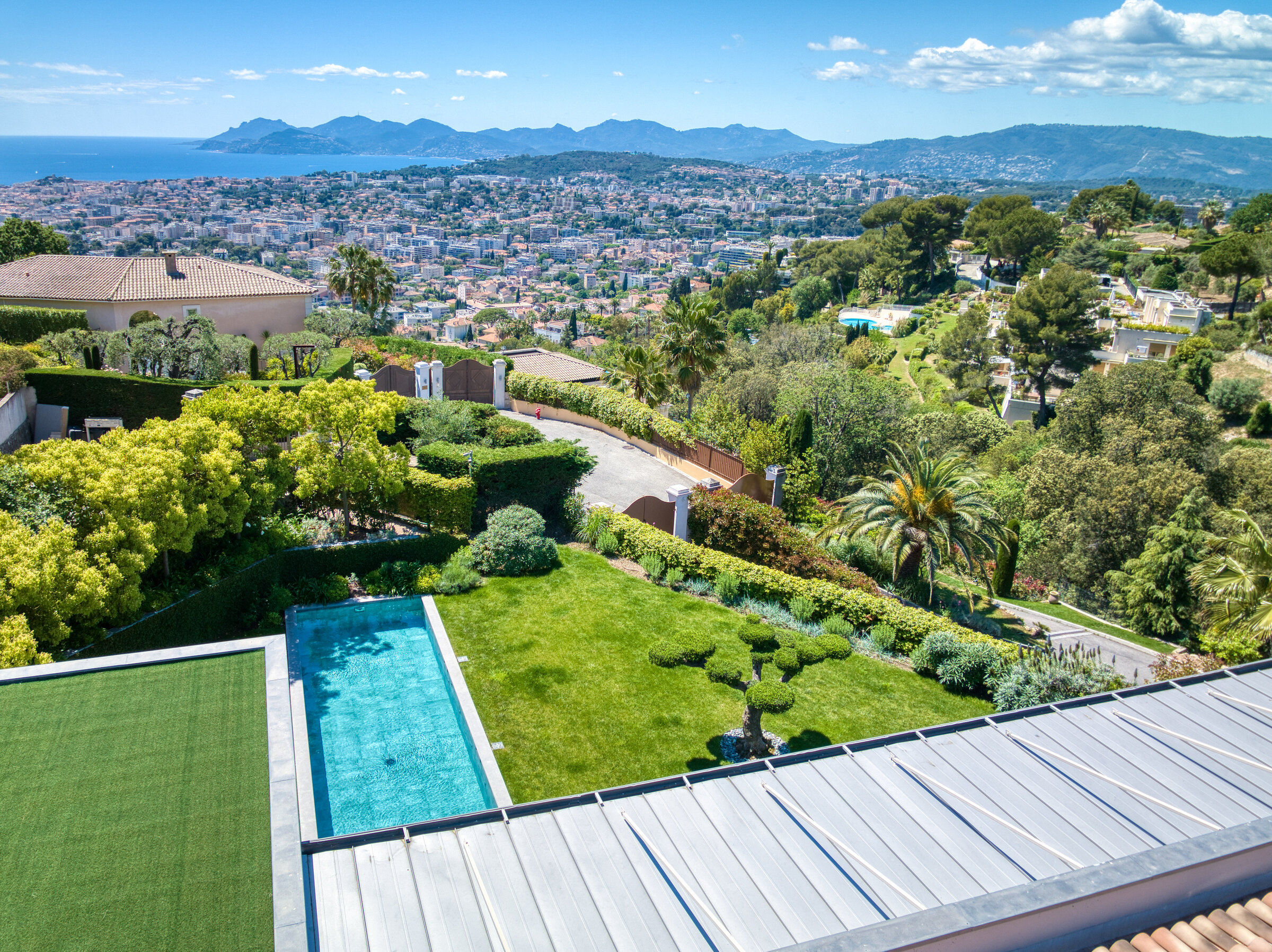 Vue aérienne du jardin et de la piscine couloir, panorama sur la baie de Cannes et l'Estérel, Villa Bali