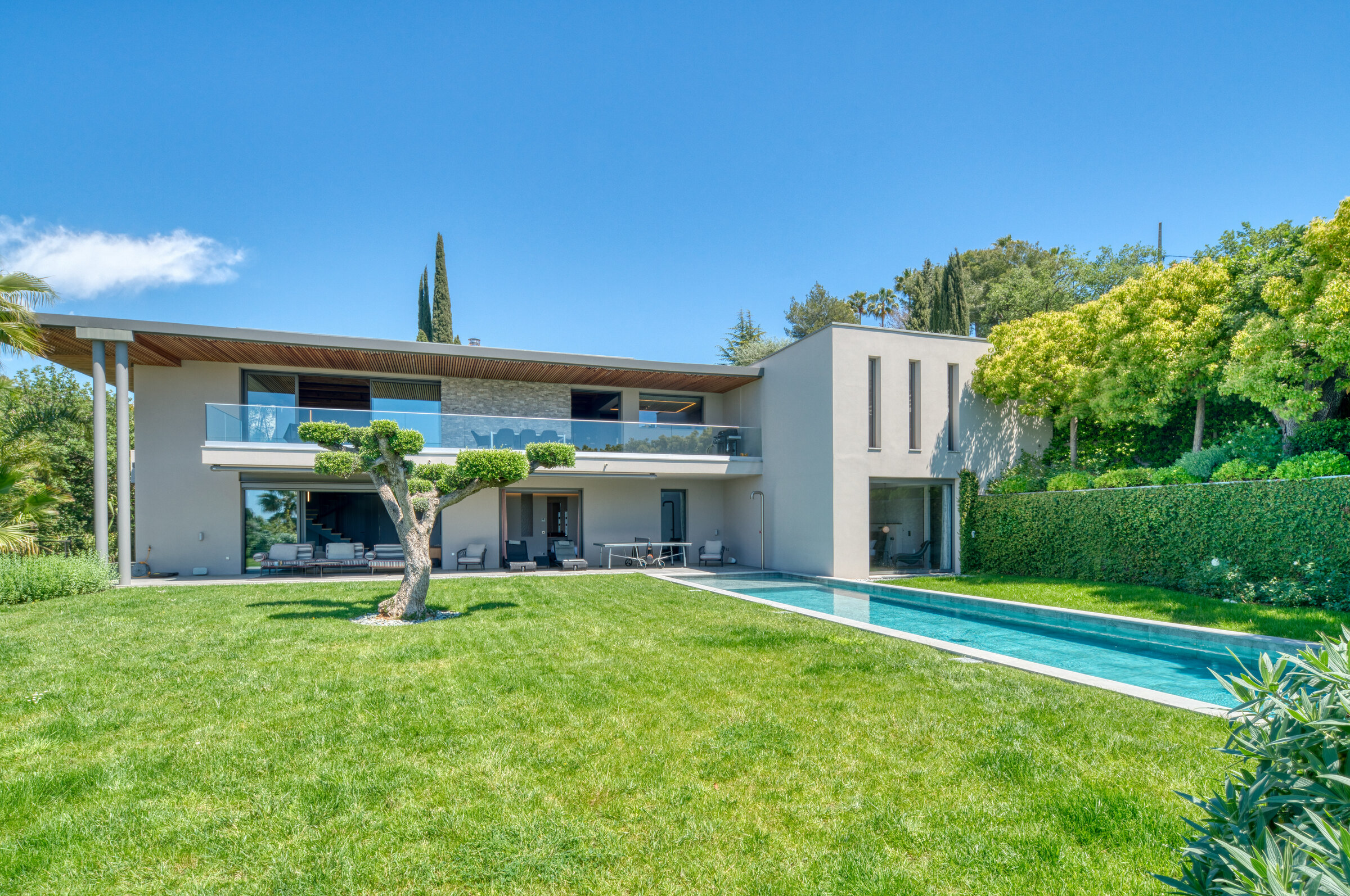 Villa Bali, façade contemporaine sur les hauteurs de Cannes avec piscine couloir et jardin paysager