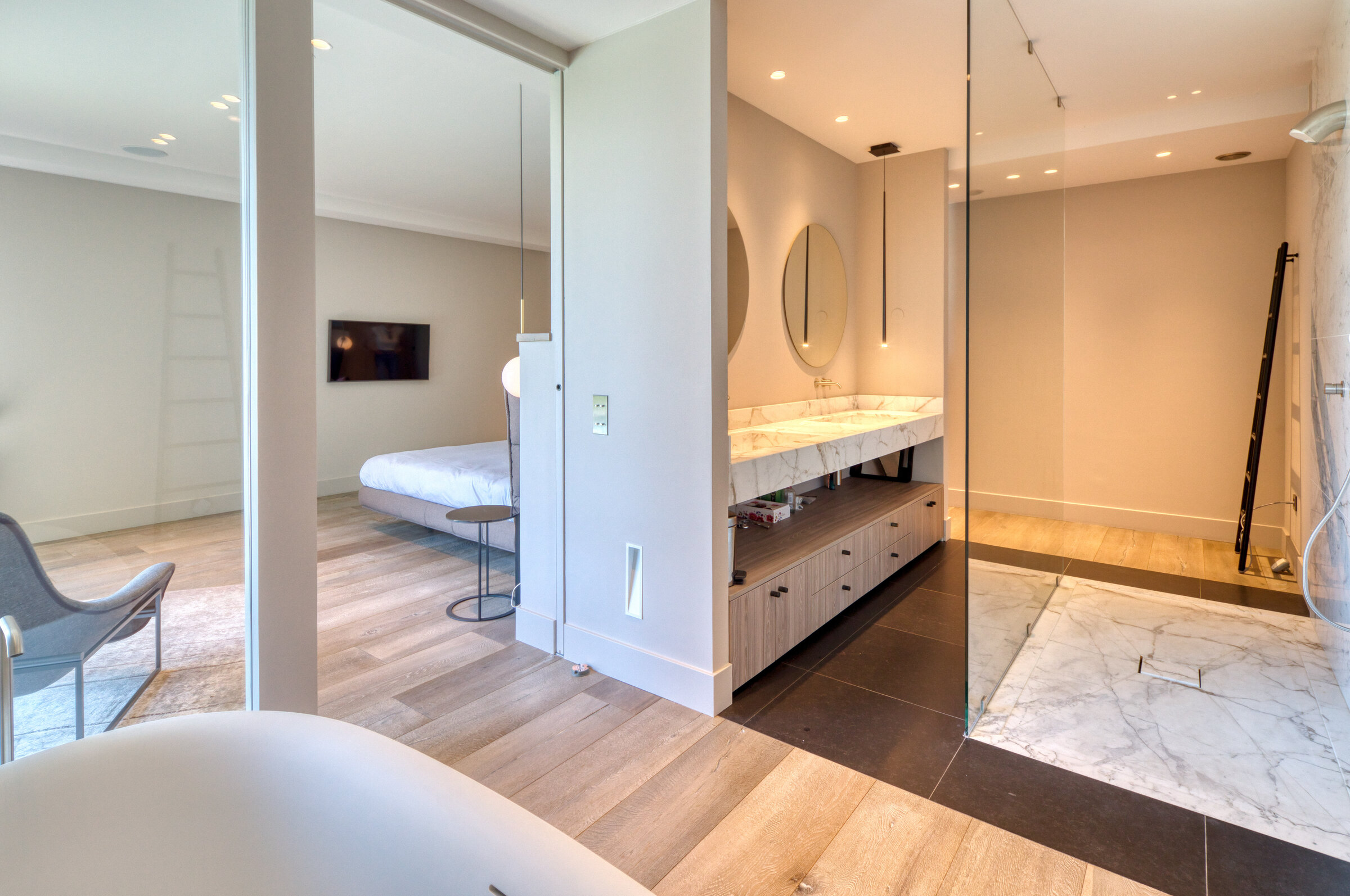 Suite parentale ouverte sur la salle de bain en marbre, Villa Bali Cannes