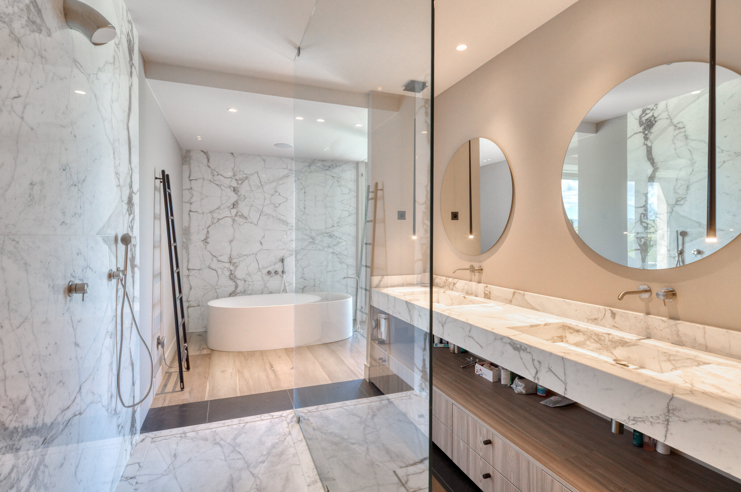 Salle de bain master, double vasque et miroirs ronds, marbre Calacatta et douche italienne, Villa Bali