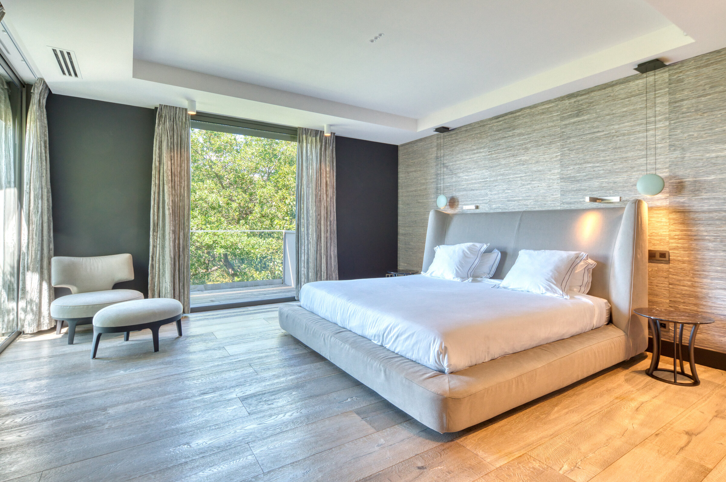 Suite parentale en lin gris ouverte sur la nature, Villa Bali Cannes