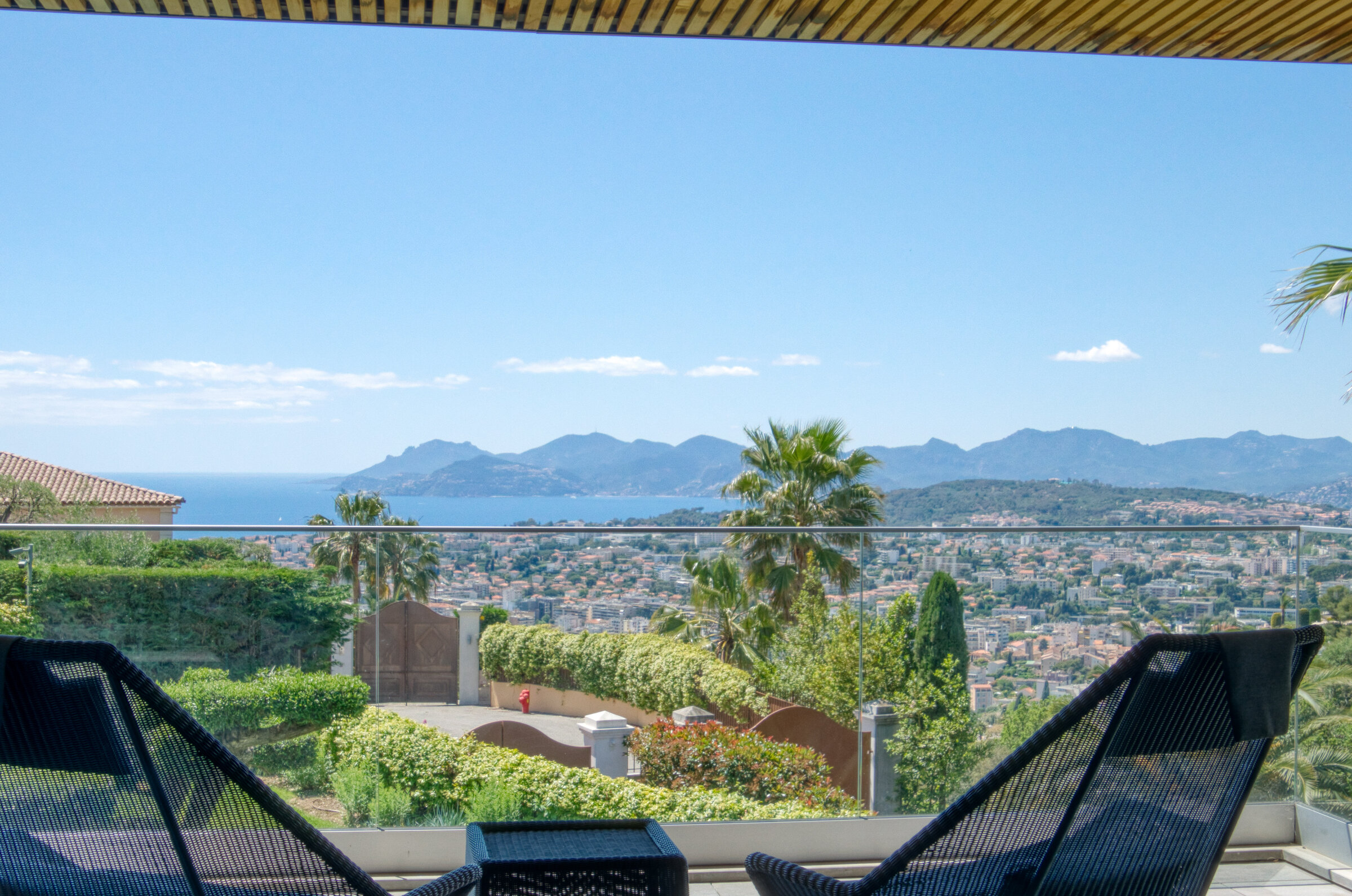 Terrasse sous pergola avec transats Acapulco et vue sur la baie de Cannes, Villa Bali