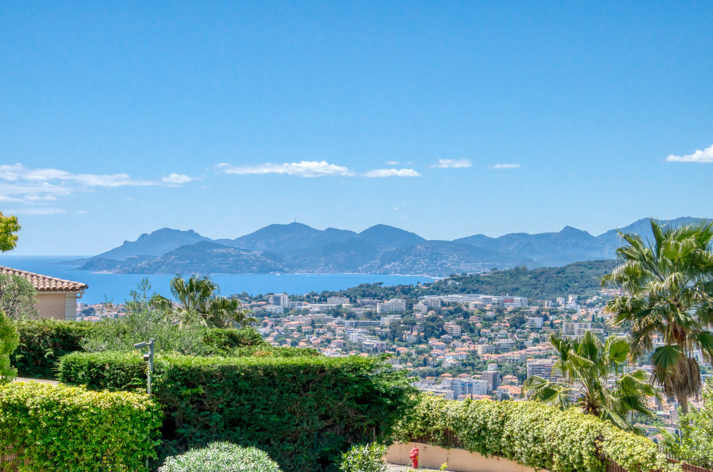 Panorama sur la baie de Cannes, l'Estérel et le Cap d'Antibes depuis Villa Bali