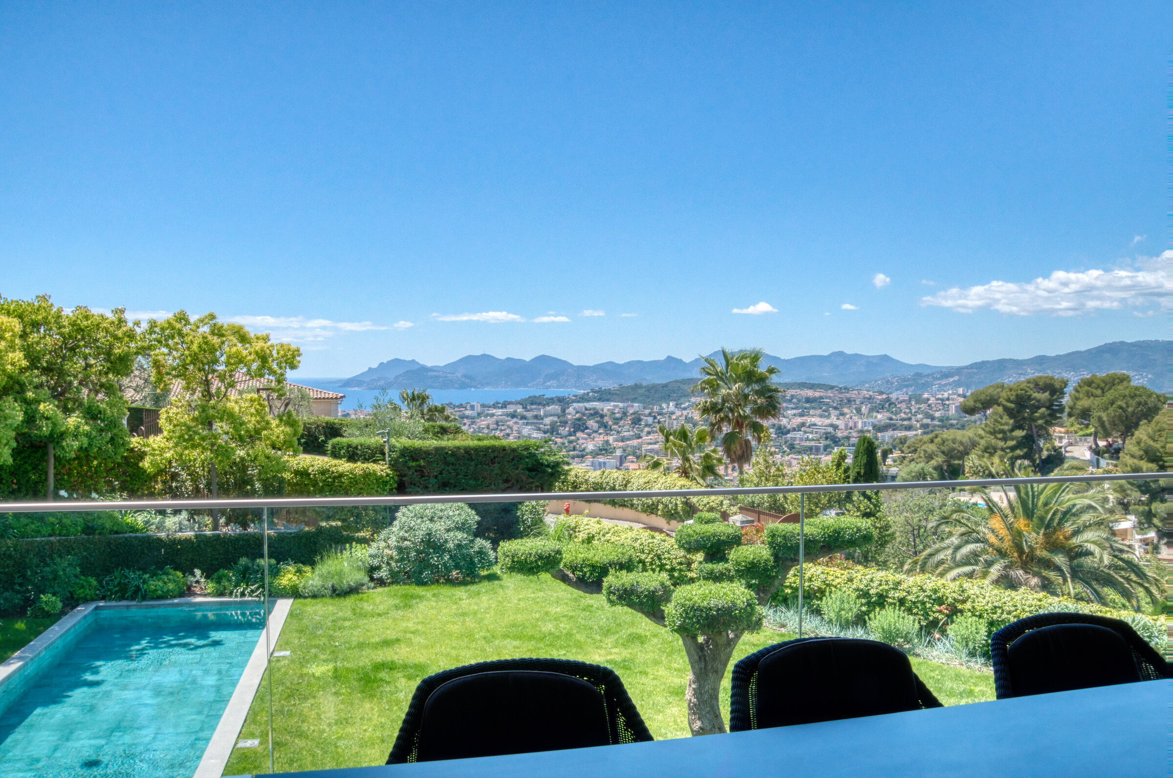 Vue depuis la terrasse sur la baie de Cannes, piscine couloir et topiaires signature, Villa Bali