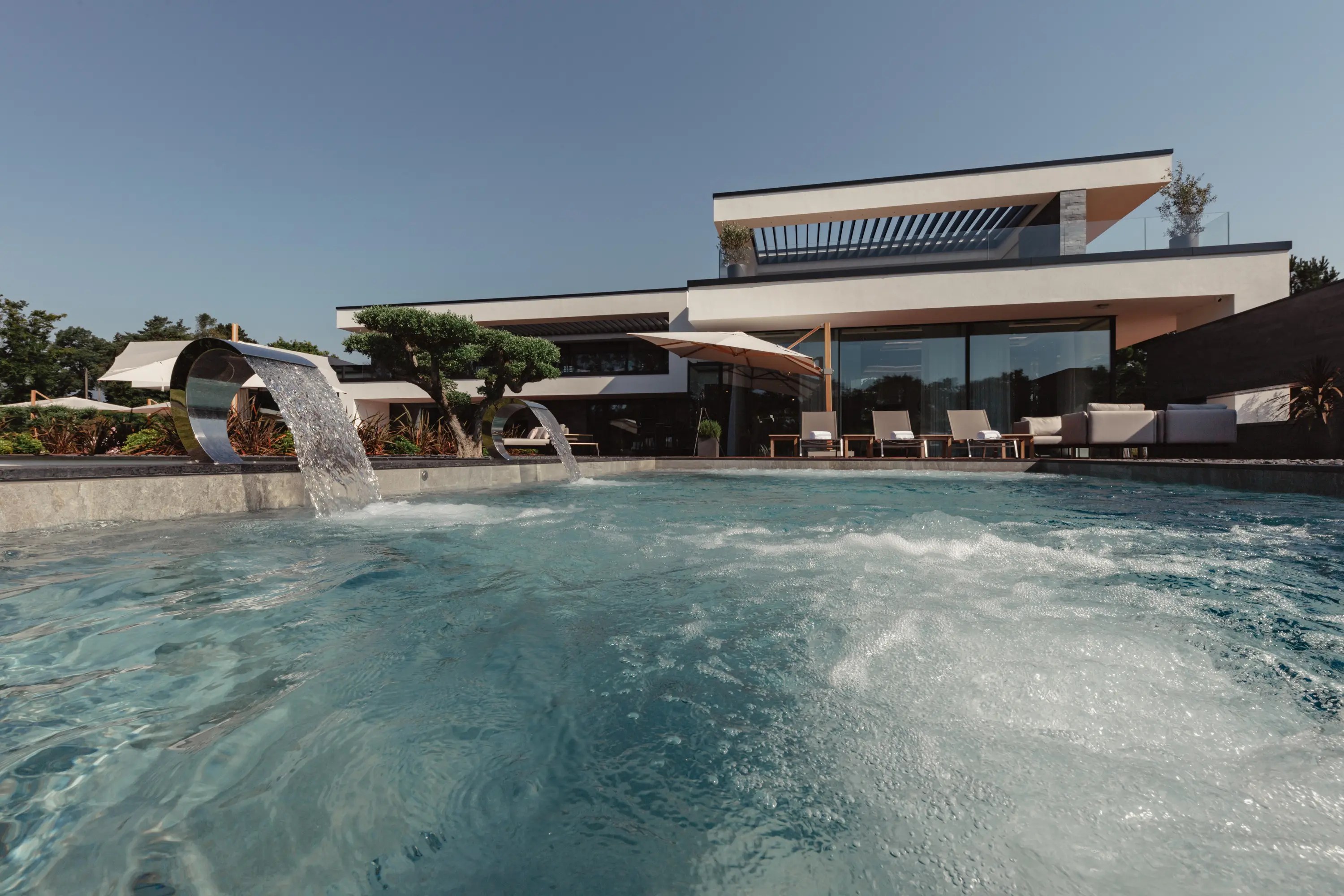 Piscine à débordement avec fontaines, Villa Genève sur le lac Léman