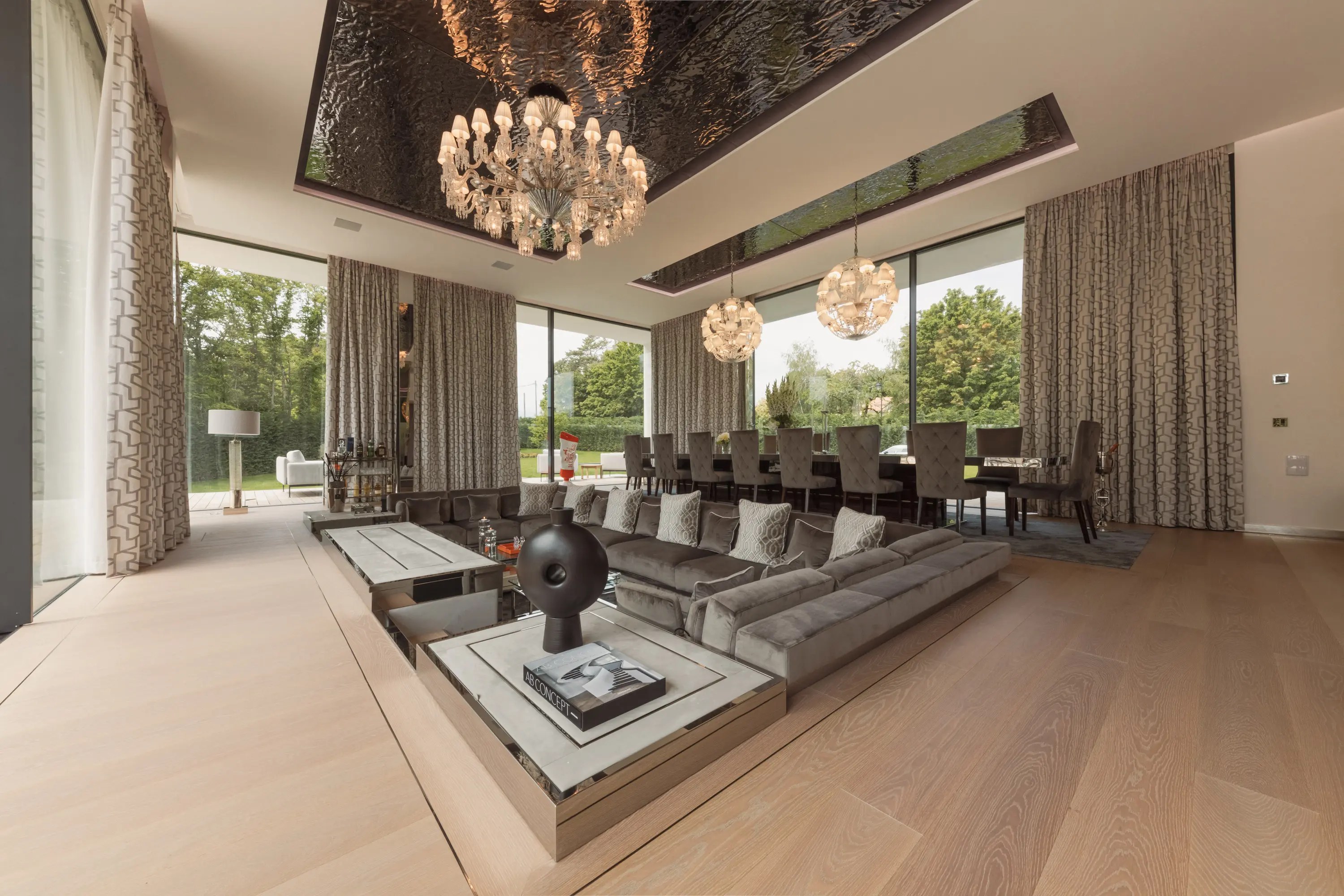 Salon principal avec chandeliers, Villa Genève Suisse