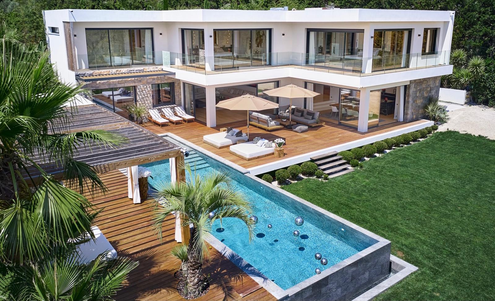Vue aérienne de Villa Mougins, piscine à débordement et terrasses, propriété de luxe Mougins