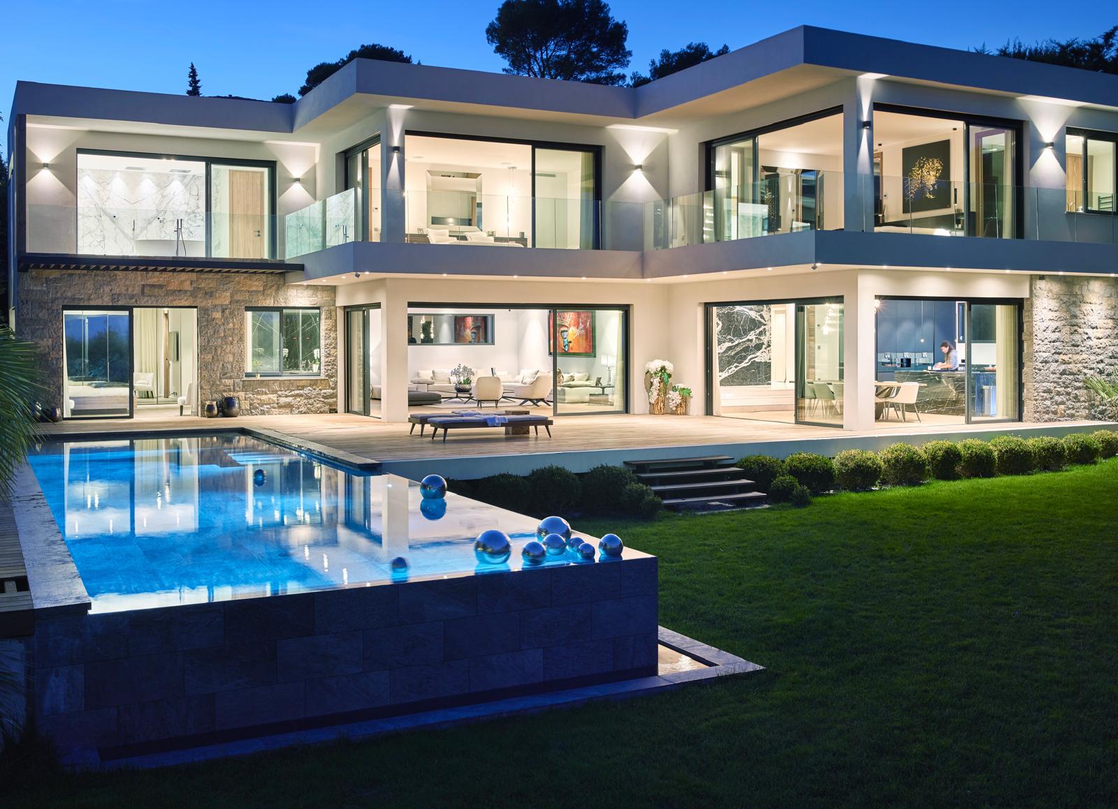 Façade éclairée la nuit, miroir d'eau et sphères, Villa Mougins