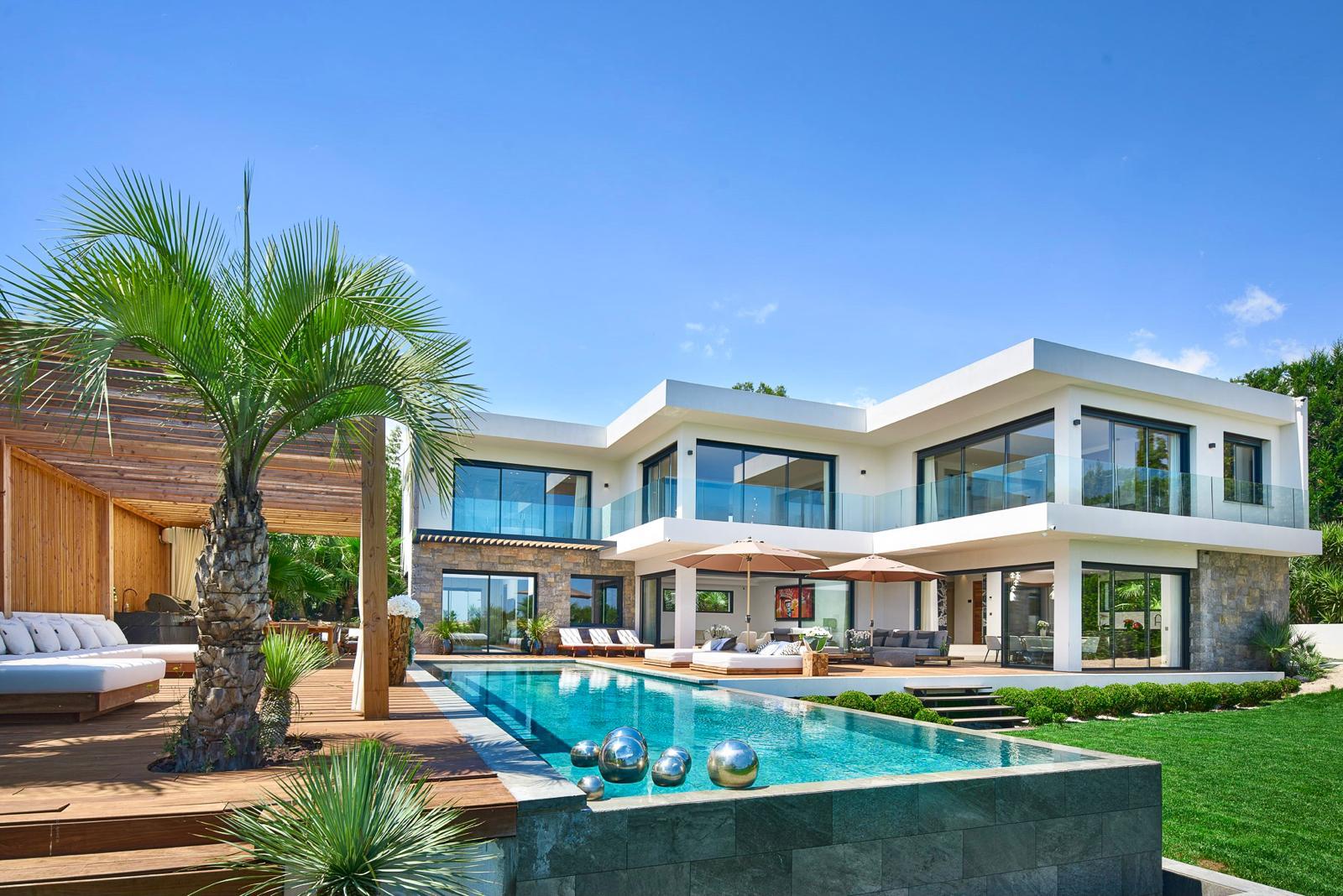 Façade contemporaine et palmier, Villa Mougins sur la Côte d'Azur