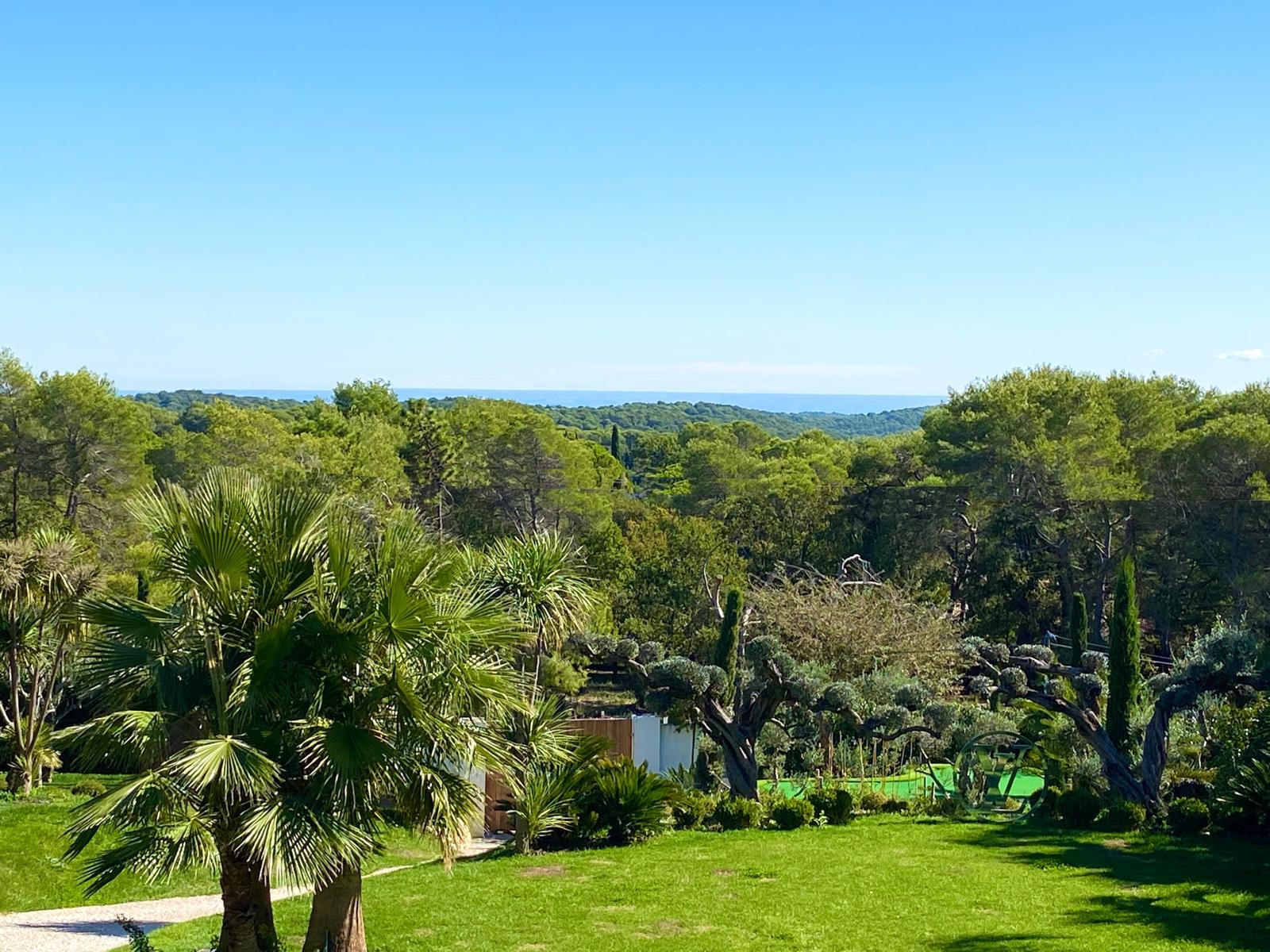 Vue panoramique sur la Méditerranée et les collines depuis Villa Mougins