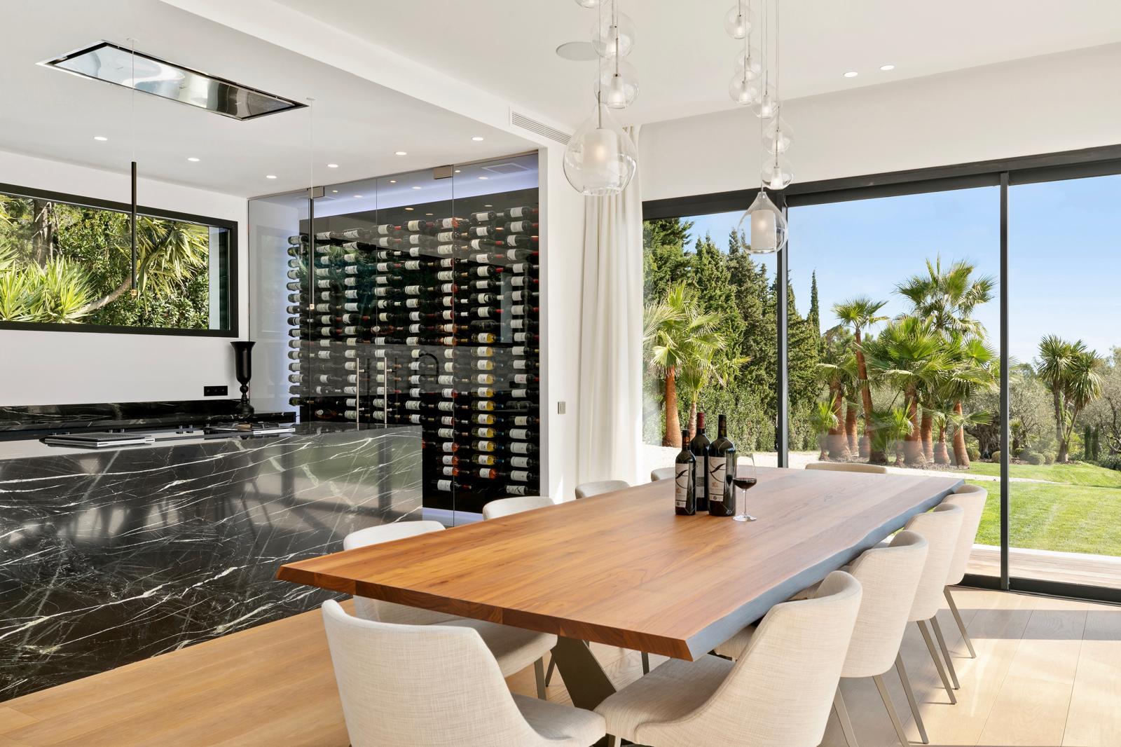 Salle à manger ouverte sur la cave à vins climatisée, Villa Mougins