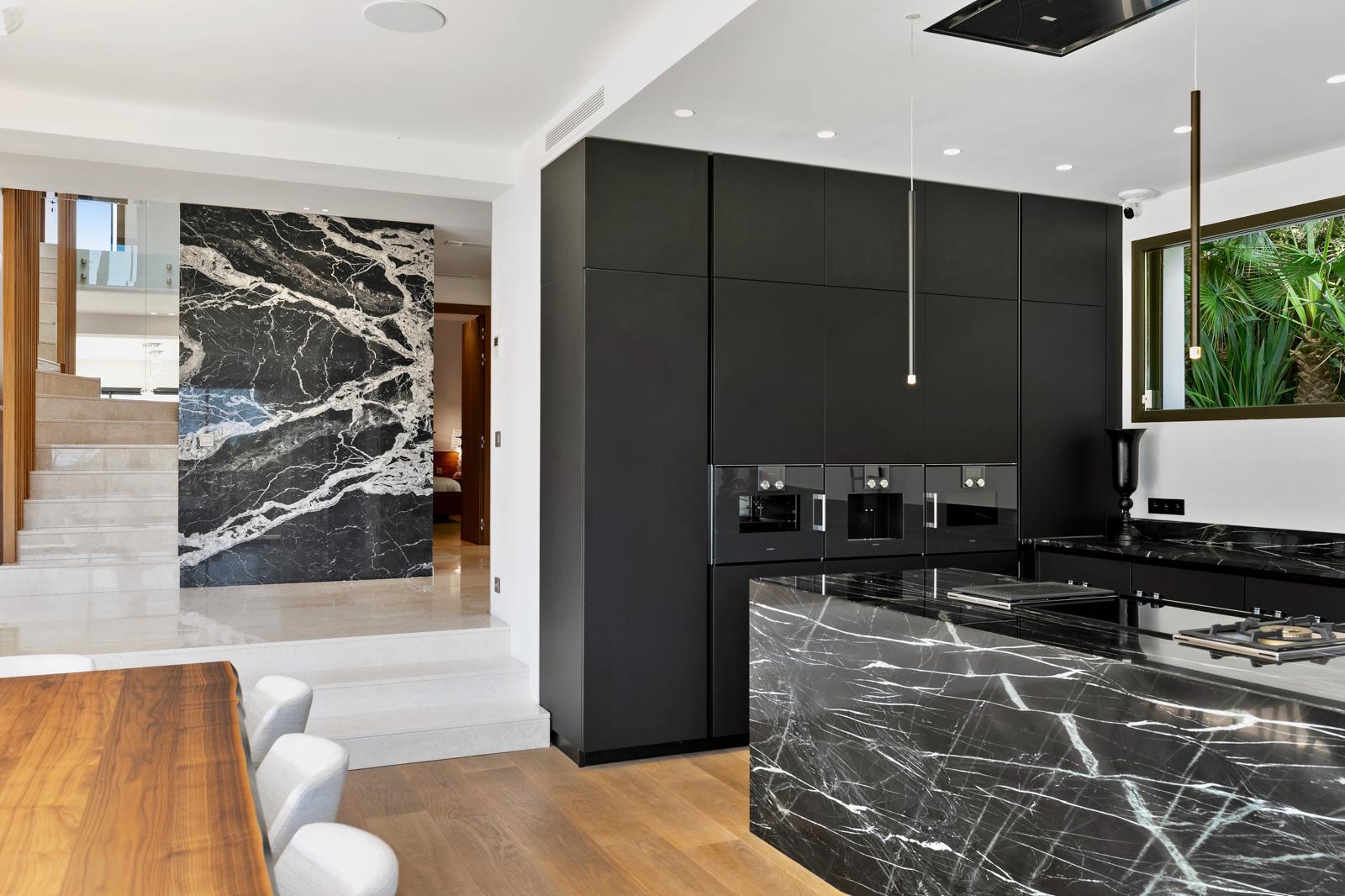 Cuisine en marbre noir veiné, Villa Mougins