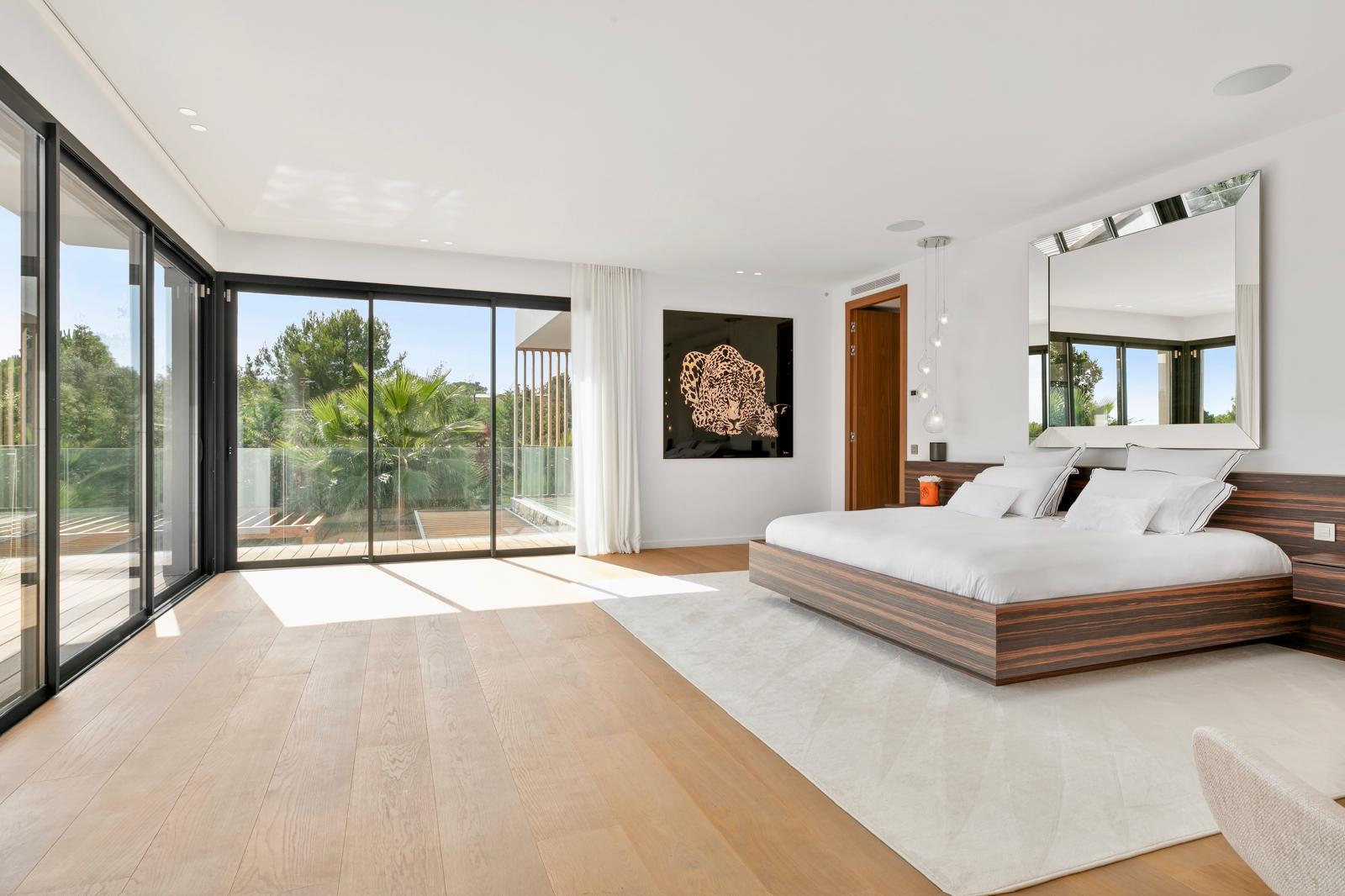 Suite de maître contemporaine ouverte sur la terrasse, Villa Mougins