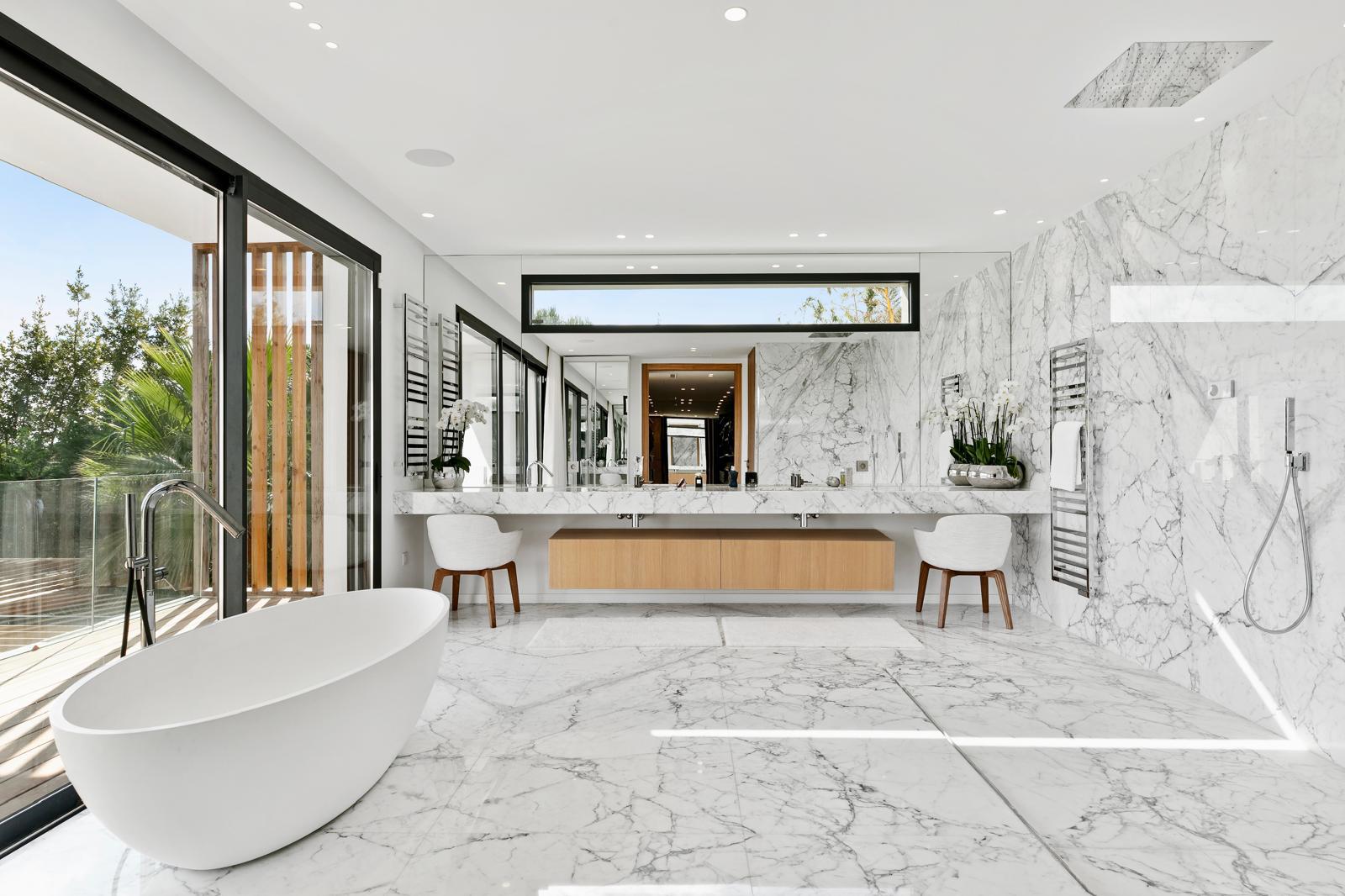Salle de bain en marbre Carrare avec baignoire îlot, Villa Mougins