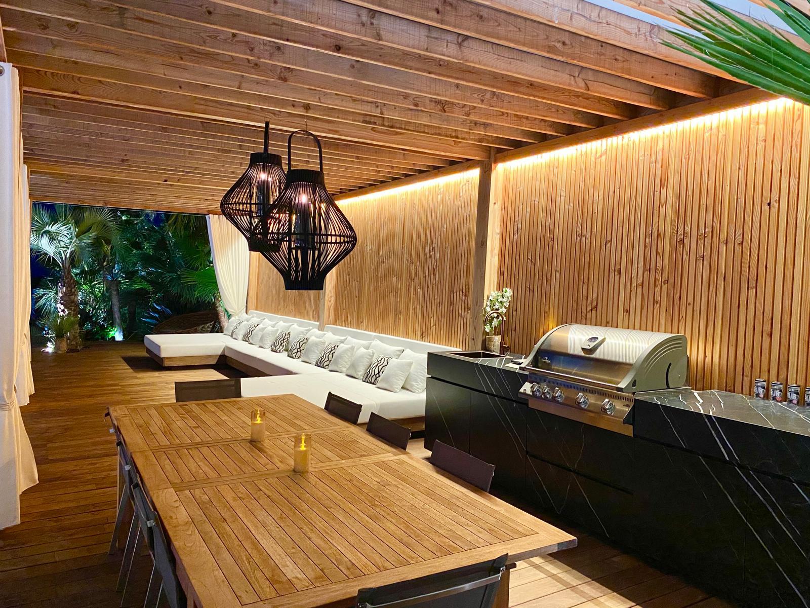 Pool house avec cuisine d'été et BBQ sous pergola en bois, Villa Mougins