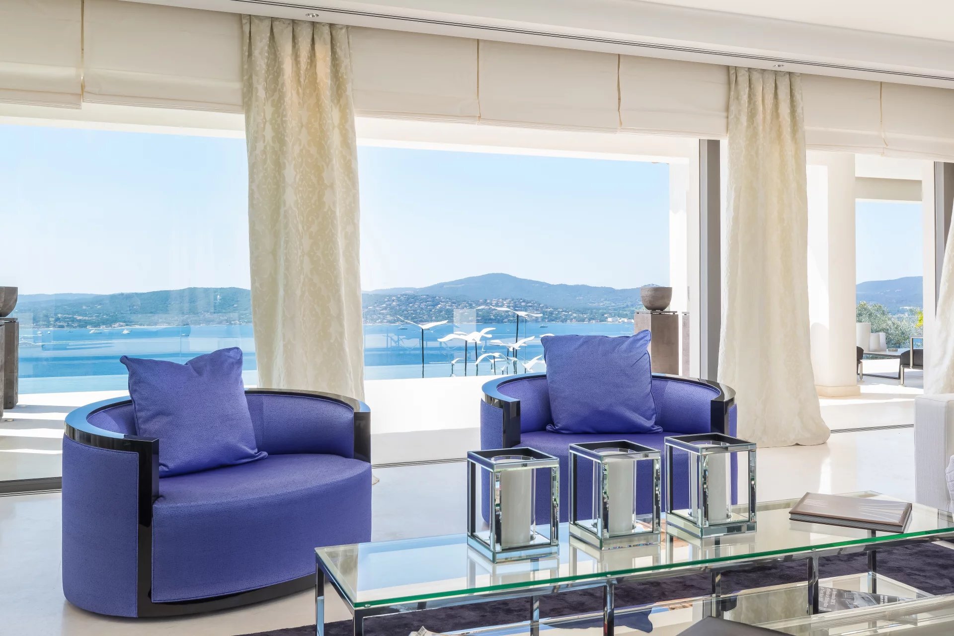 Salle à manger ouverte sur le golfe, villa de luxe Saint-Tropez