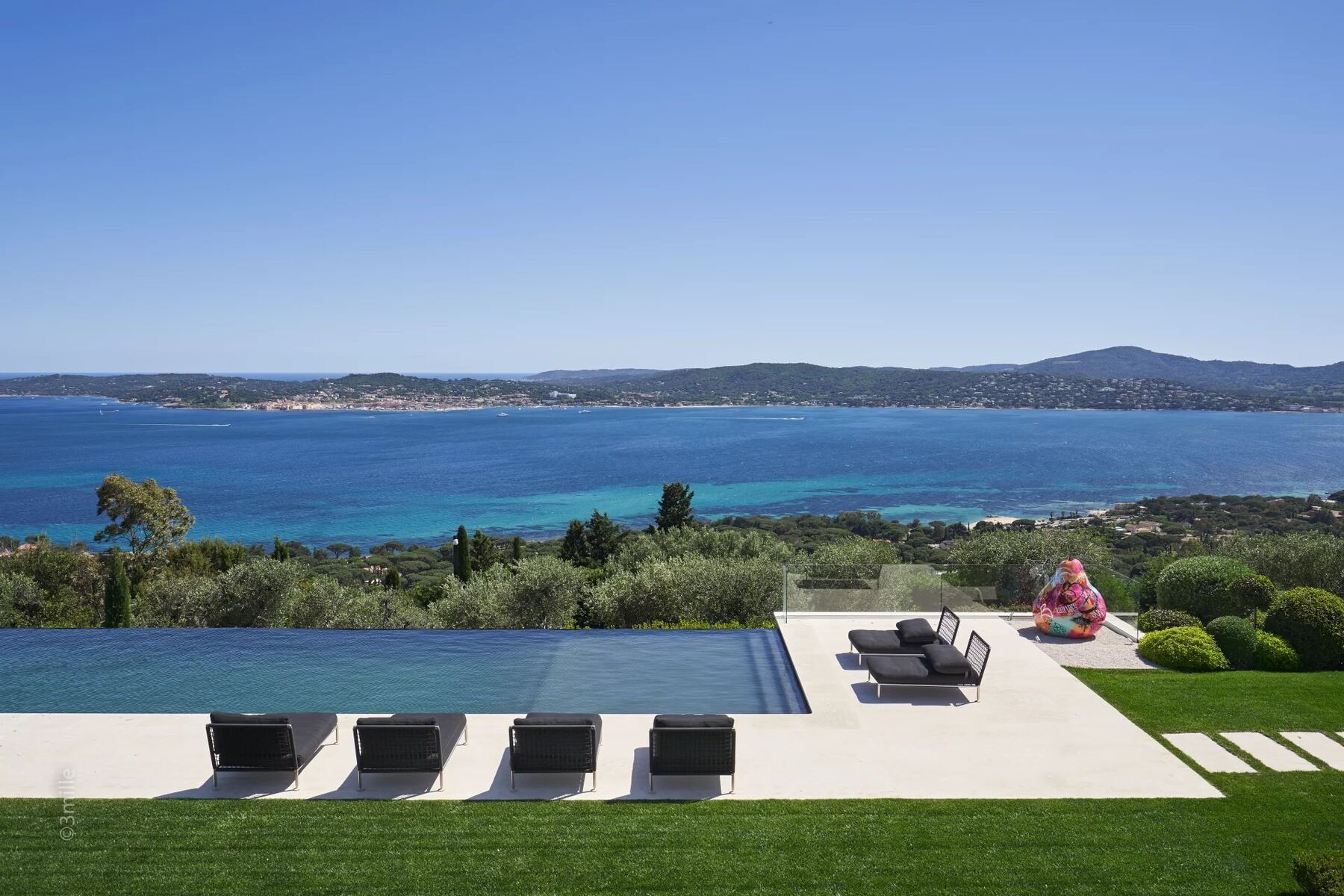 Cuisine professionnelle équipée La Cornue, villa de luxe Saint-Tropez