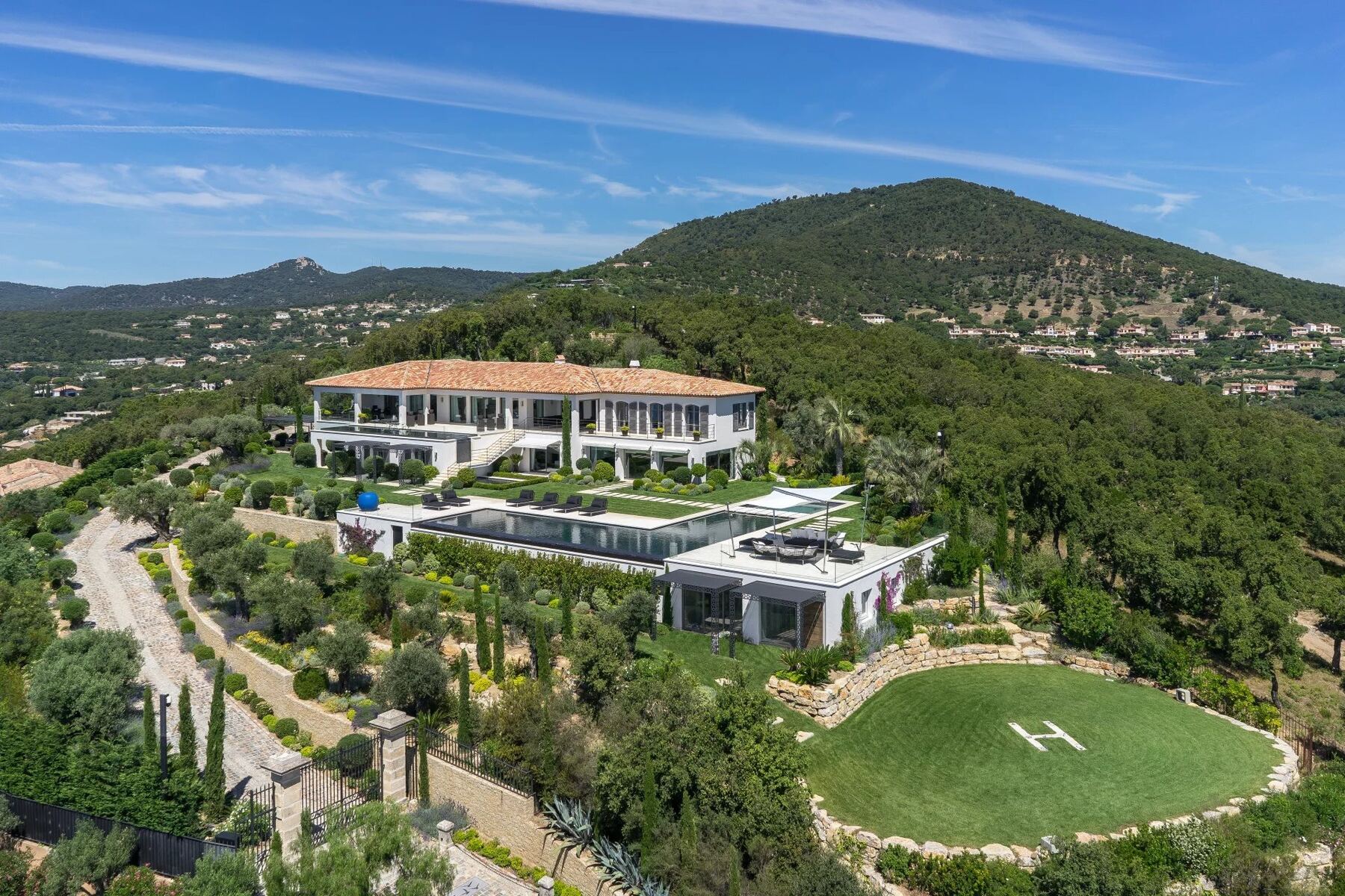 Villa de luxe Saint-Tropez, propriété d'exception avec piscine à débordement et héliport privé