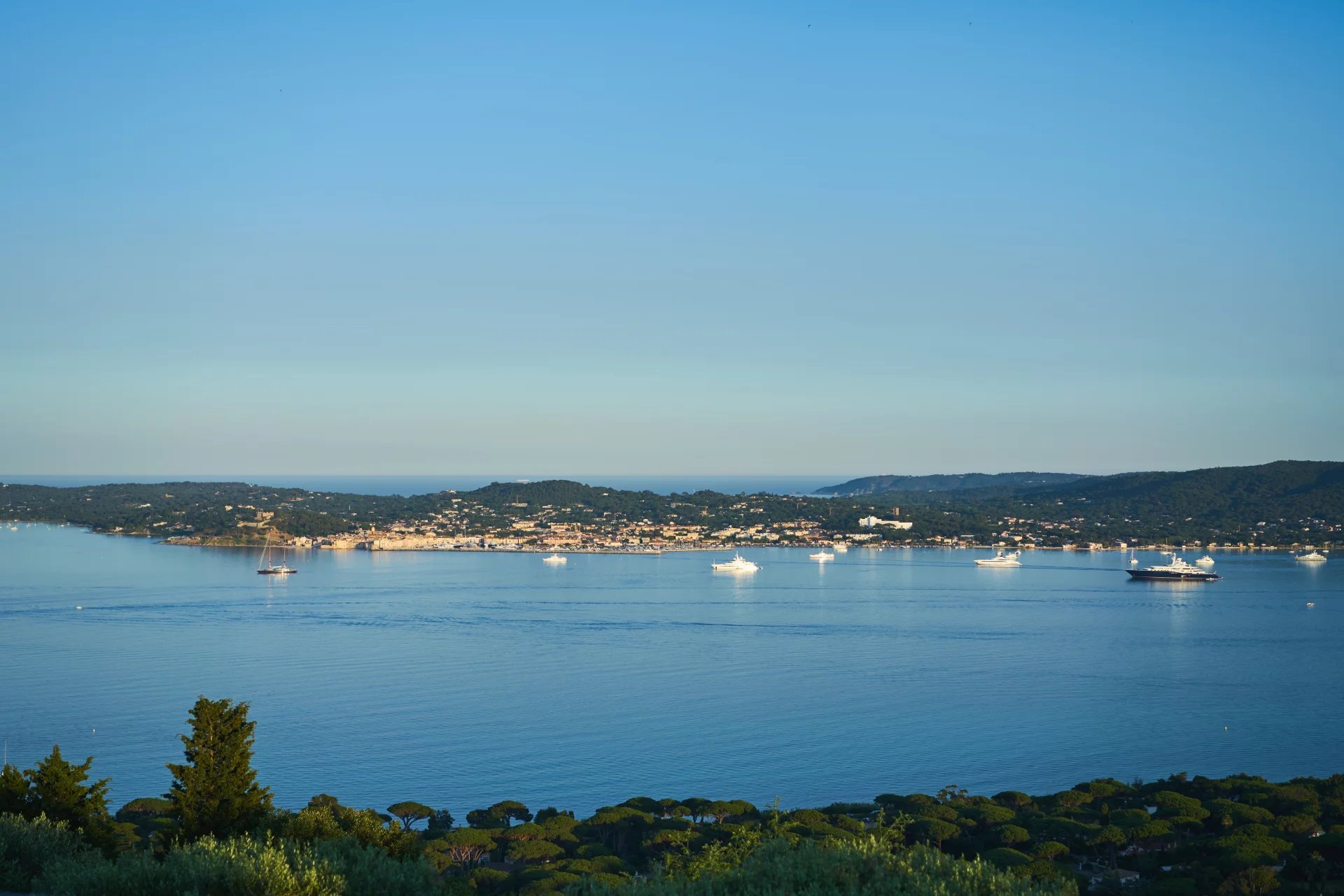 Vue panoramique sur le golfe de Saint-Tropez et les yachts, villa de luxe Saint-Tropez